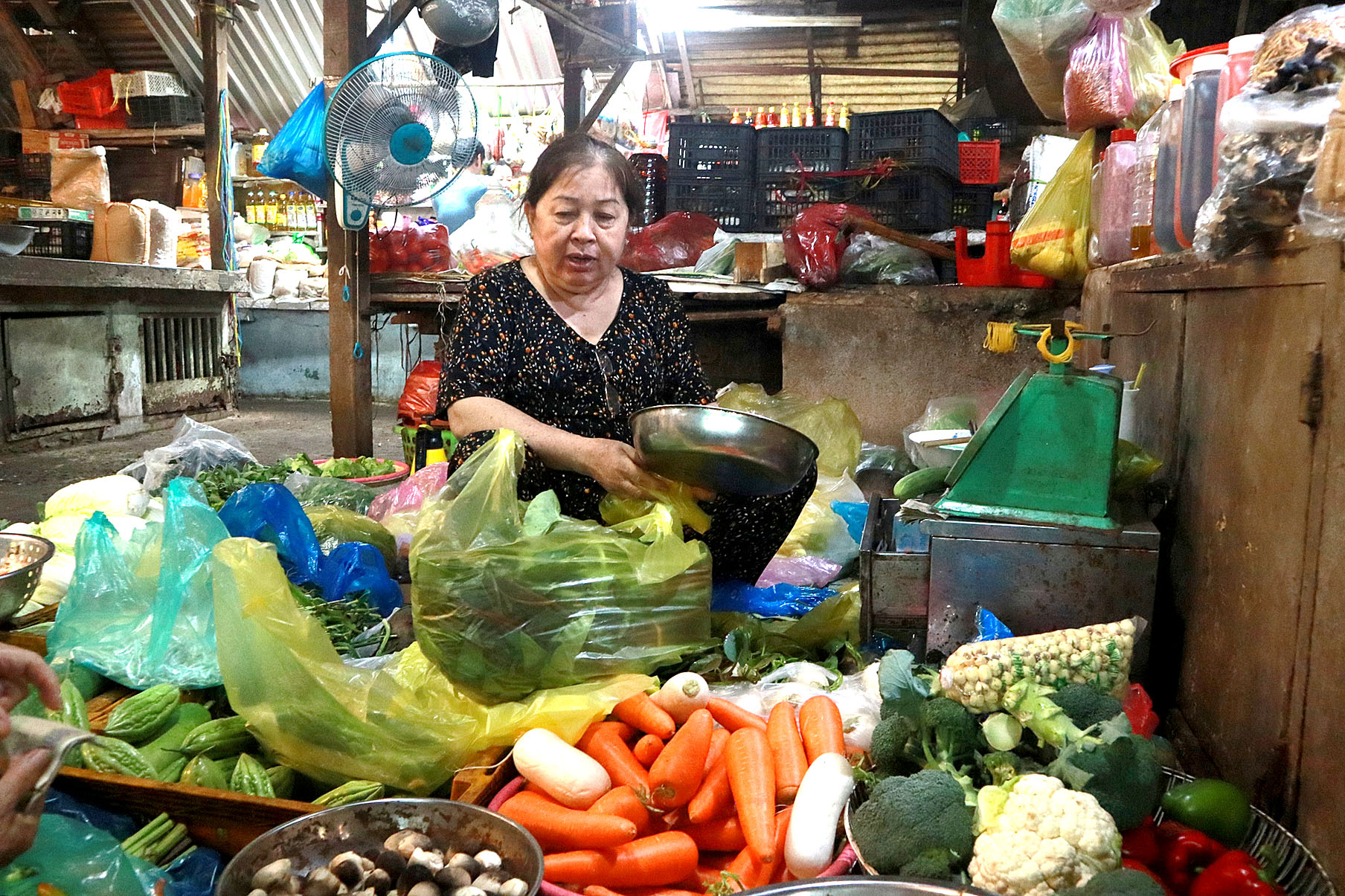 Mưa gió kéo dài, giá rau củ về chợ TP.HCM tăng mạnh - Ảnh 1.