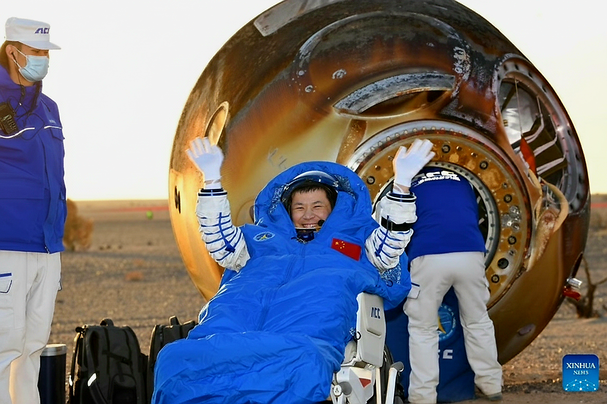 Rác vũ trụ làm hỏng tàu Thần Châu 20, phi hành đoàn Trung Quốc phải đổi tàu về Trái đất - Ảnh 1.