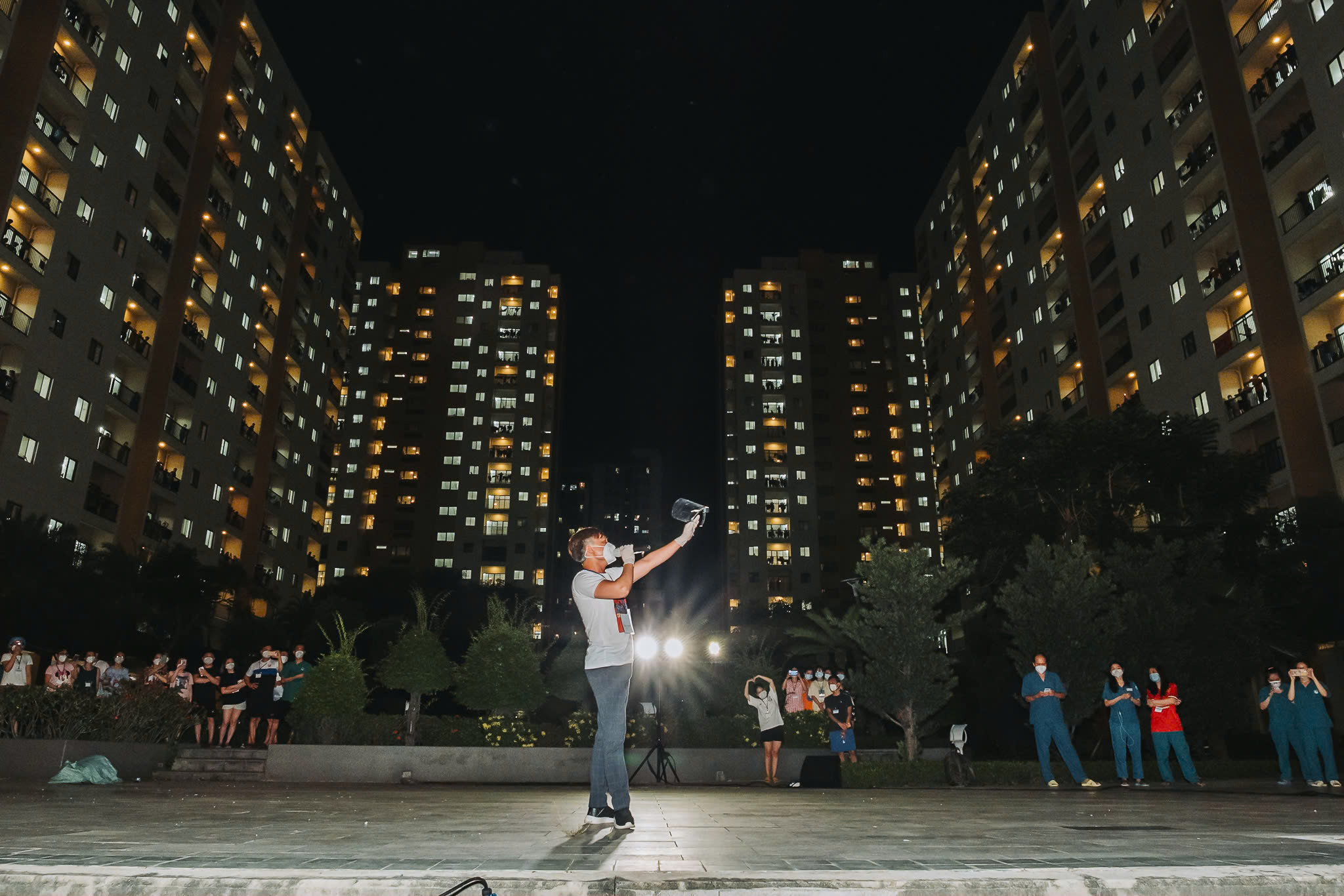 Nhiếp ảnh gia kể chuyện đồng lòng vượt qua đại dịch COVID-19 - Ảnh 8.