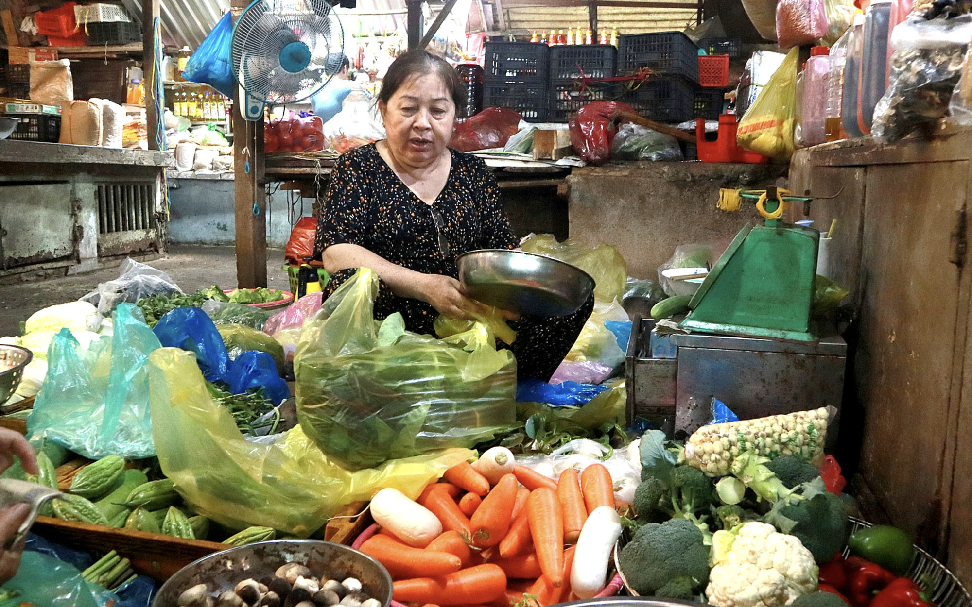 Vegetable prices ease in Ho Chi Minh City, remain high as domestic supply falls- Ảnh 2.