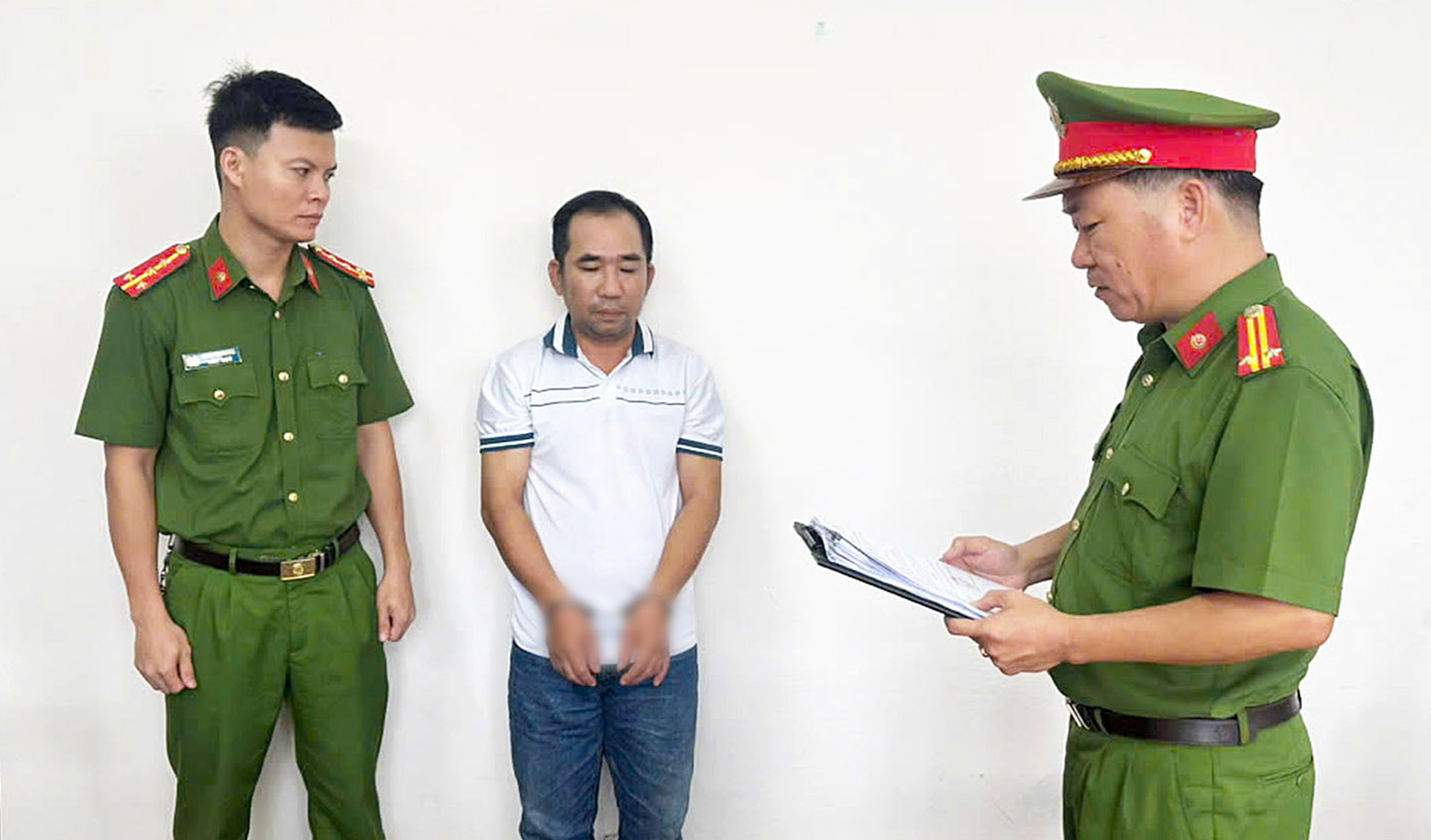 Lấy dao đâm bạn nhậu vì trêu ghẹo chủ quán - Ảnh 1.