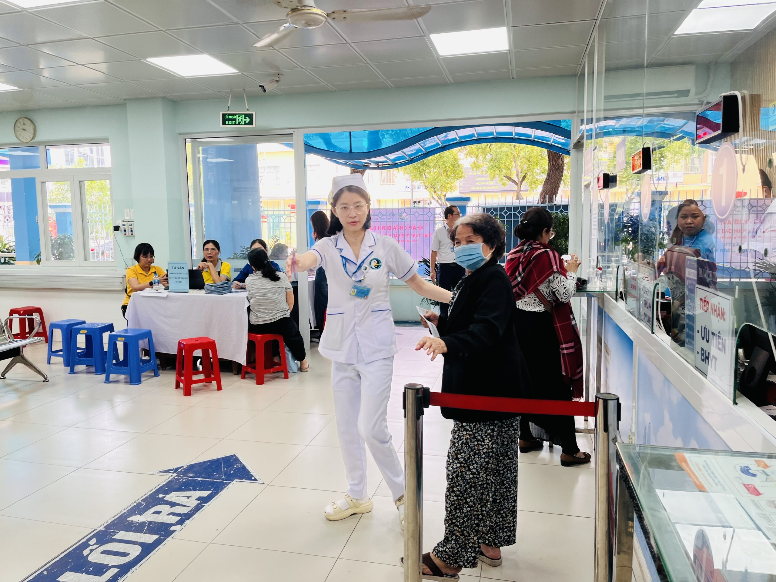 TP.HCM: Học sinh và người trên 65 tuổi được hỗ trợ 100% mức đóng bảo hiểm y tế - Ảnh 1.