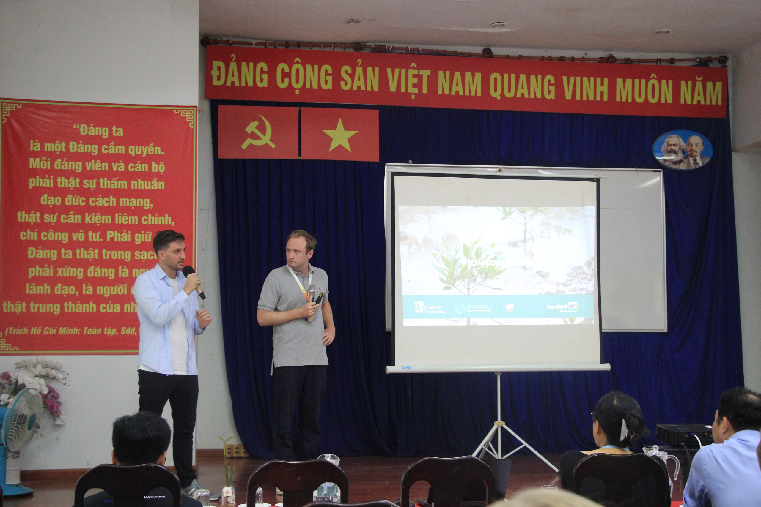 Dutch, Vietnamese aquaculture experts visit Can Gio Mangrove Biosphere Reserve - Ảnh 8.