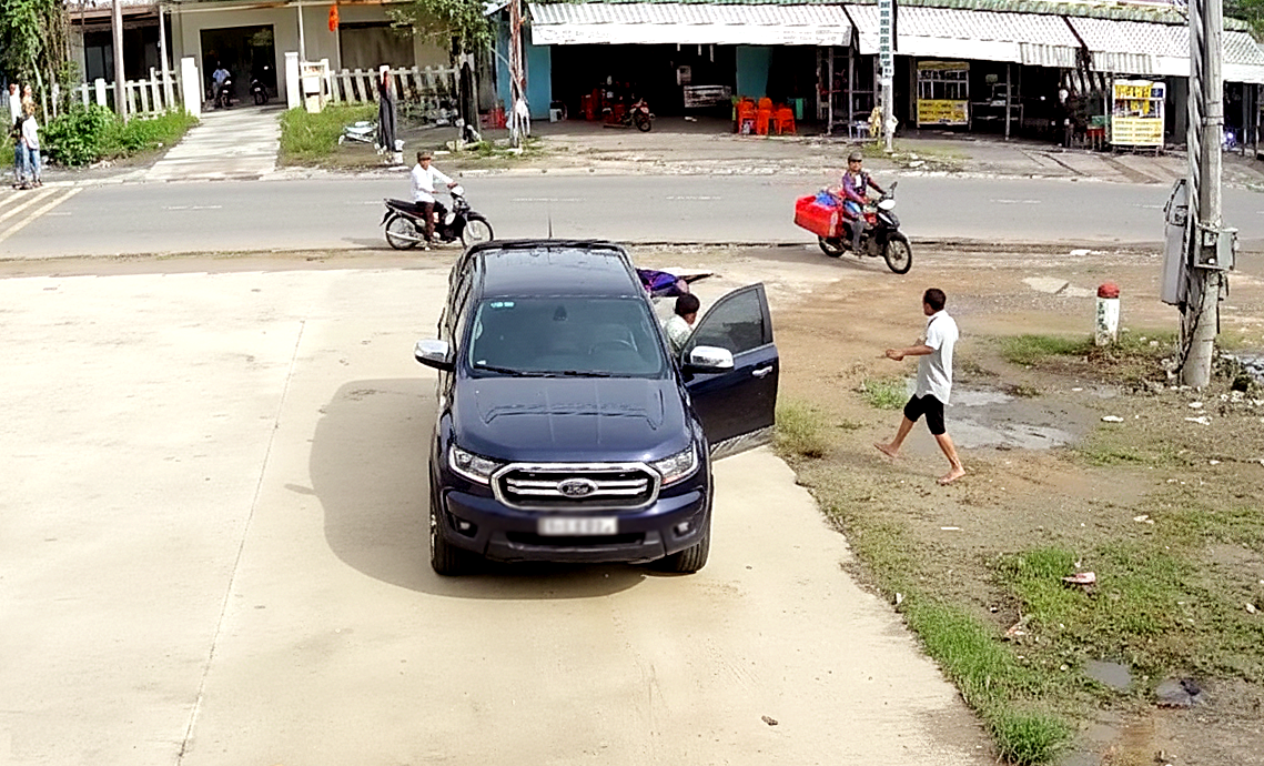 Tài xế xe bán tải tông hai cụ già trước cổng UBND xã nhưng 3 ngày sau mới trình báo - Ảnh 1.