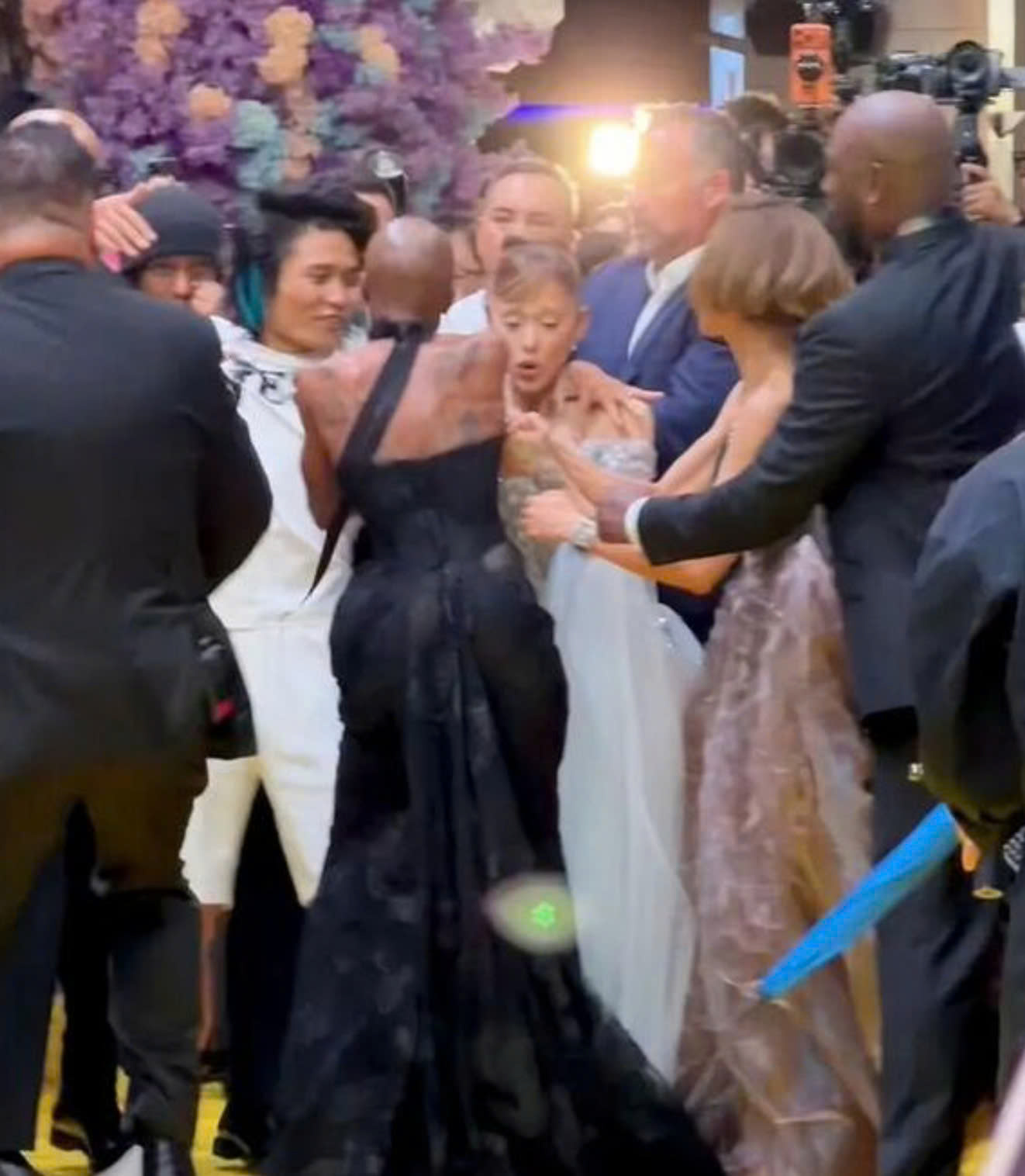 Ariana Grande bị fan quá khích lao vào ôm trên thảm vàng Wicked - Ảnh 2.