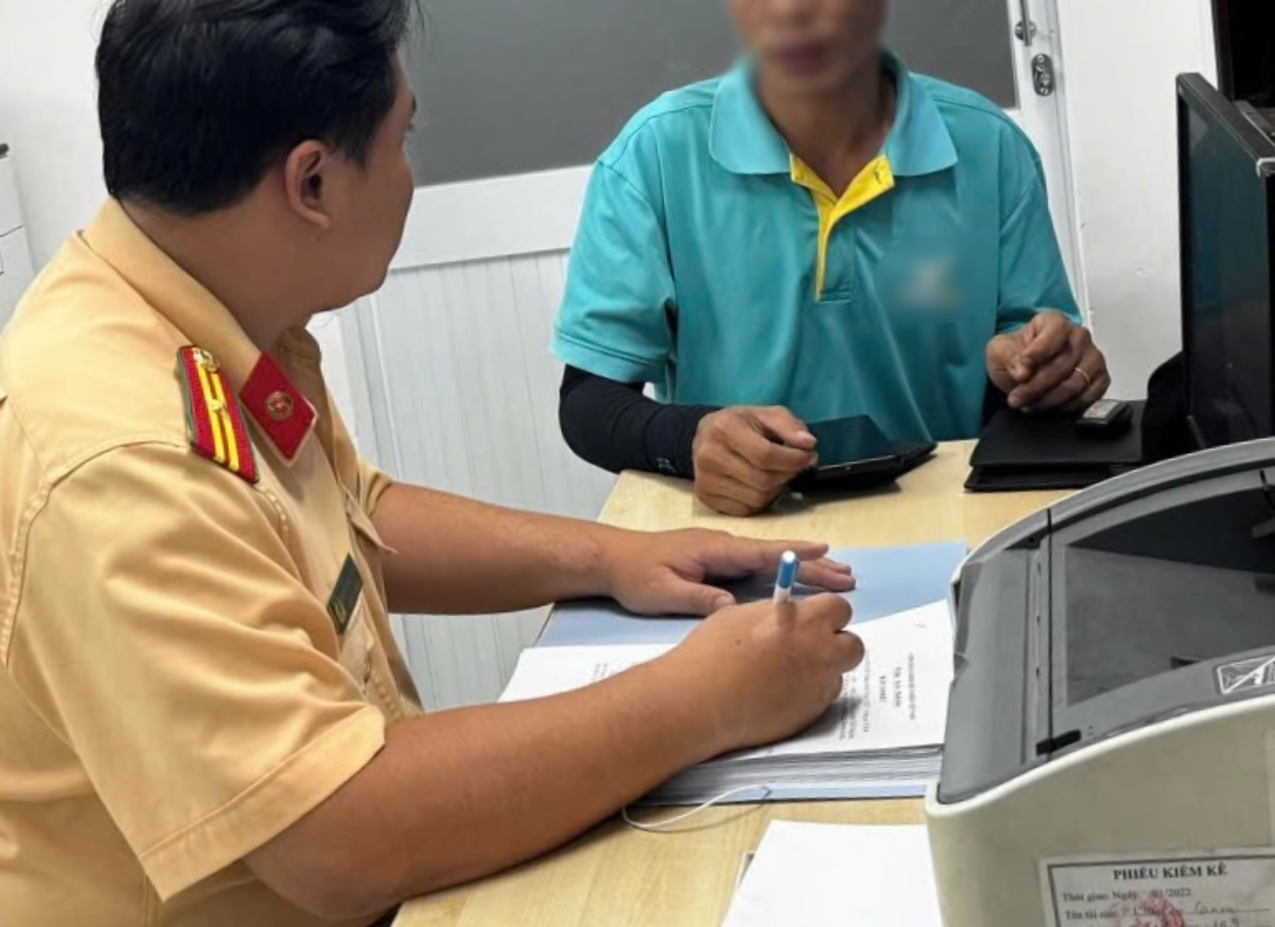 Phạt tài xế taxi công nghệ 19 triệu đồng vì chạy ngược chiều trên đường Điện Biên Phủ - Ảnh 1.