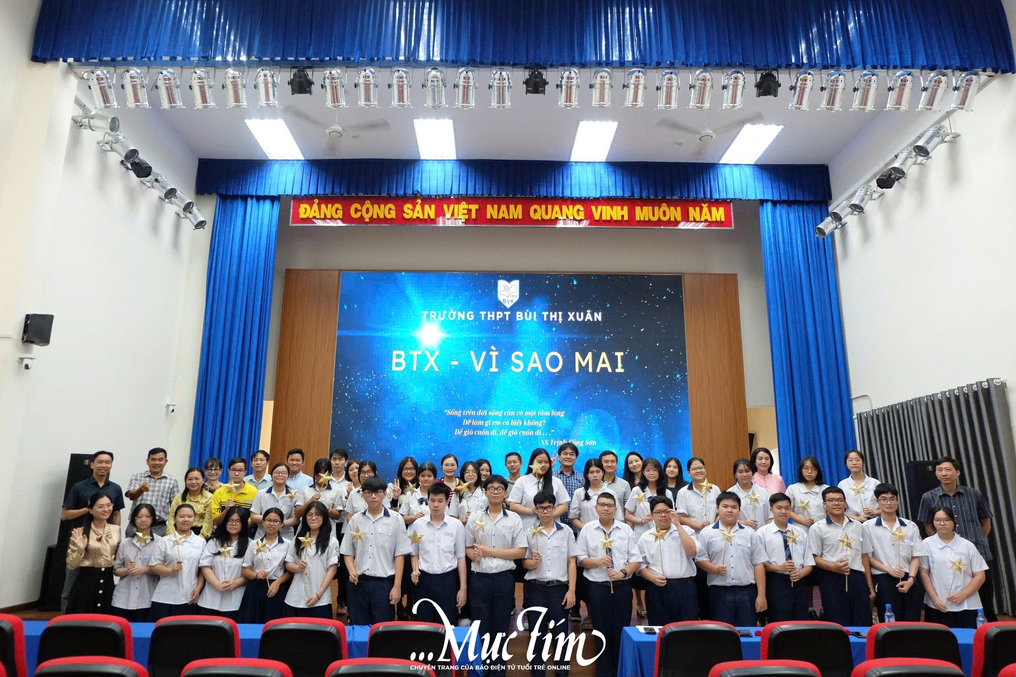 Những 'vì sao mai' tỏa sáng trong lễ trao học bổng tại Trường THPT Bùi Thị Xuân - Ảnh 1.