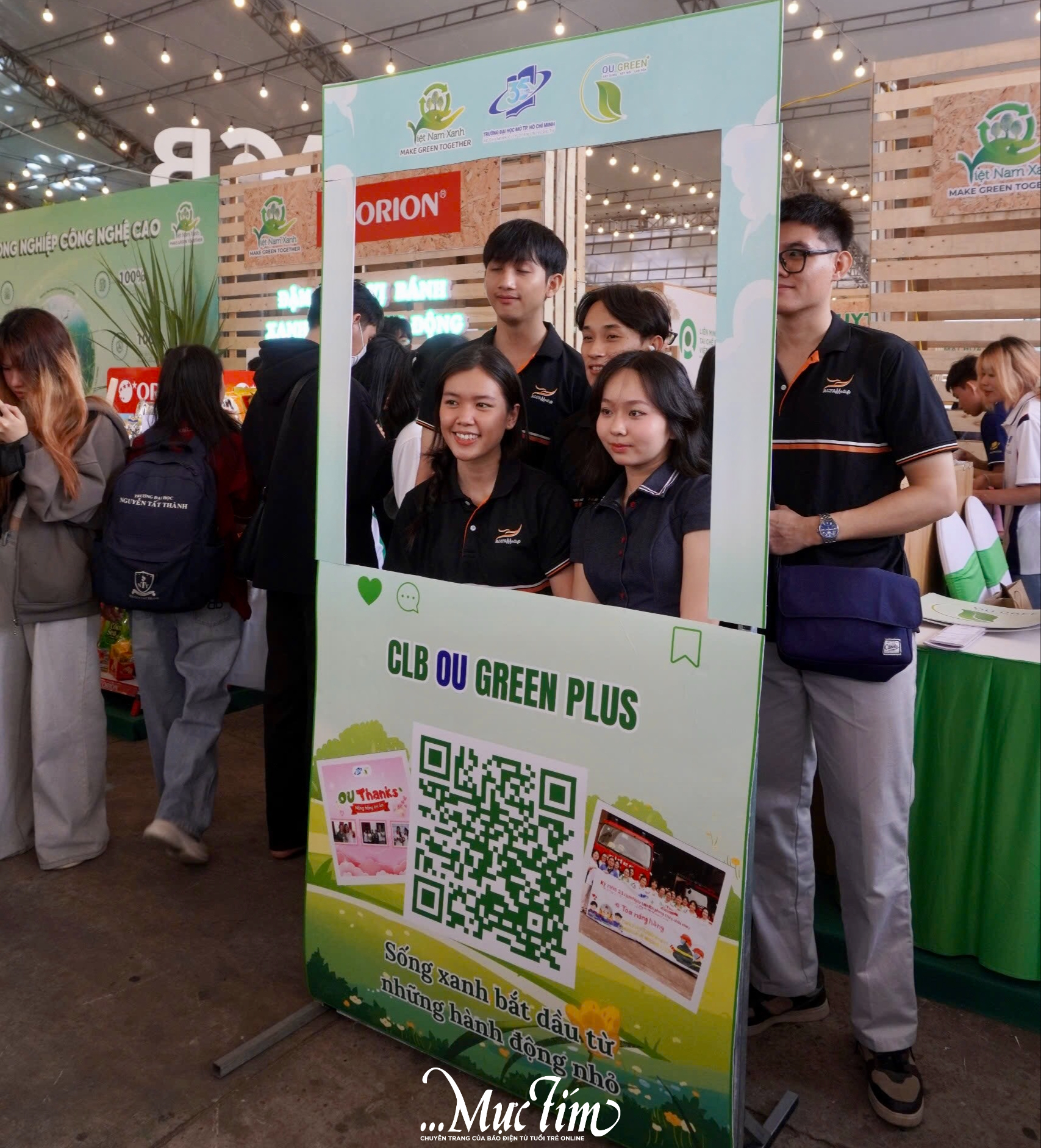 Sinh viên Trường đại học Mở TP.HCM giải mã ký hiệu nhựa tại Ngày hội Việt Nam Xanh - Ảnh 1.