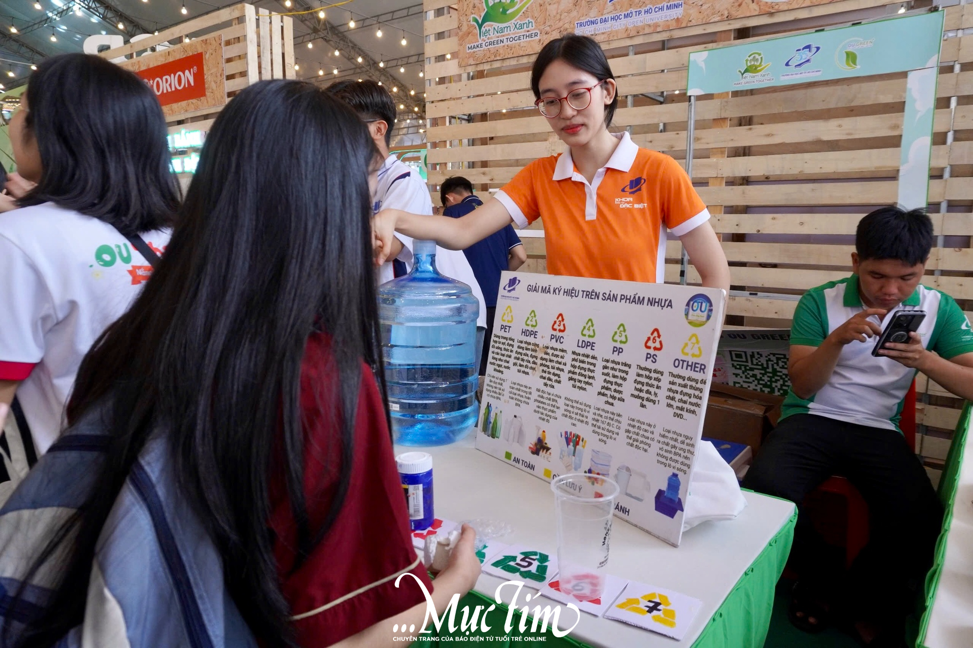 Sinh viên Trường đại học Mở TP.HCM giải mã ký hiệu nhựa tại Ngày hội Việt Nam Xanh - Ảnh 2.