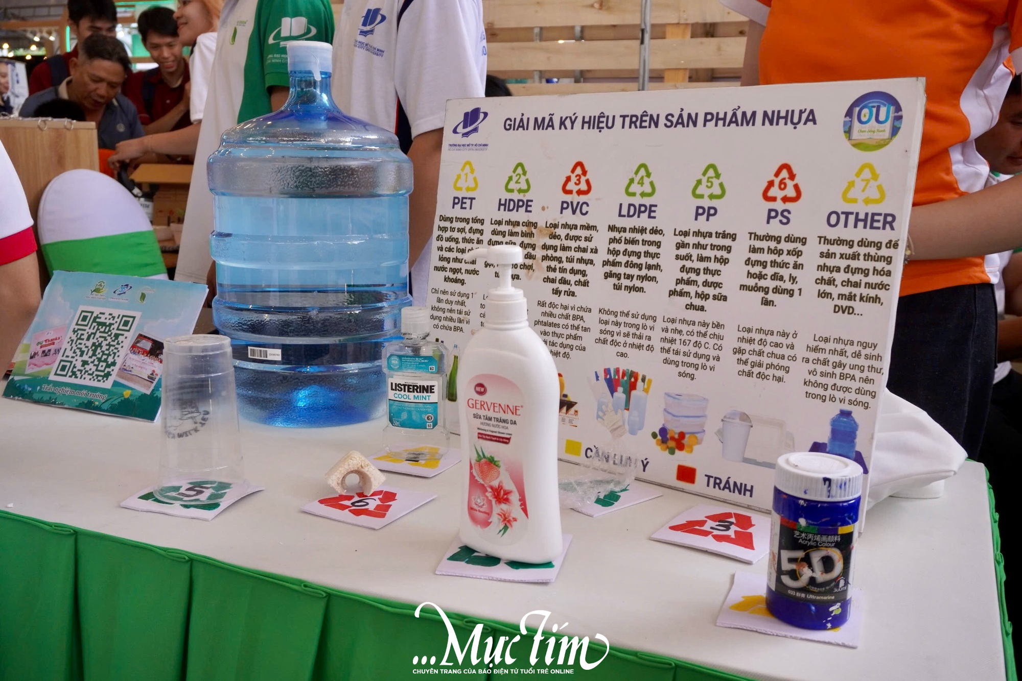 Sinh viên Trường đại học Mở TP.HCM giải mã ký hiệu nhựa tại Ngày hội Việt Nam Xanh - Ảnh 7.