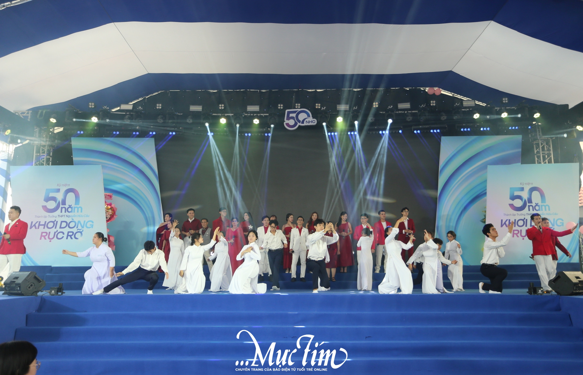 Rực rỡ hành trình 50 năm khơi dòng tri thức của Trường THPT Nguyễn Hữu Cầu- Ảnh 1.