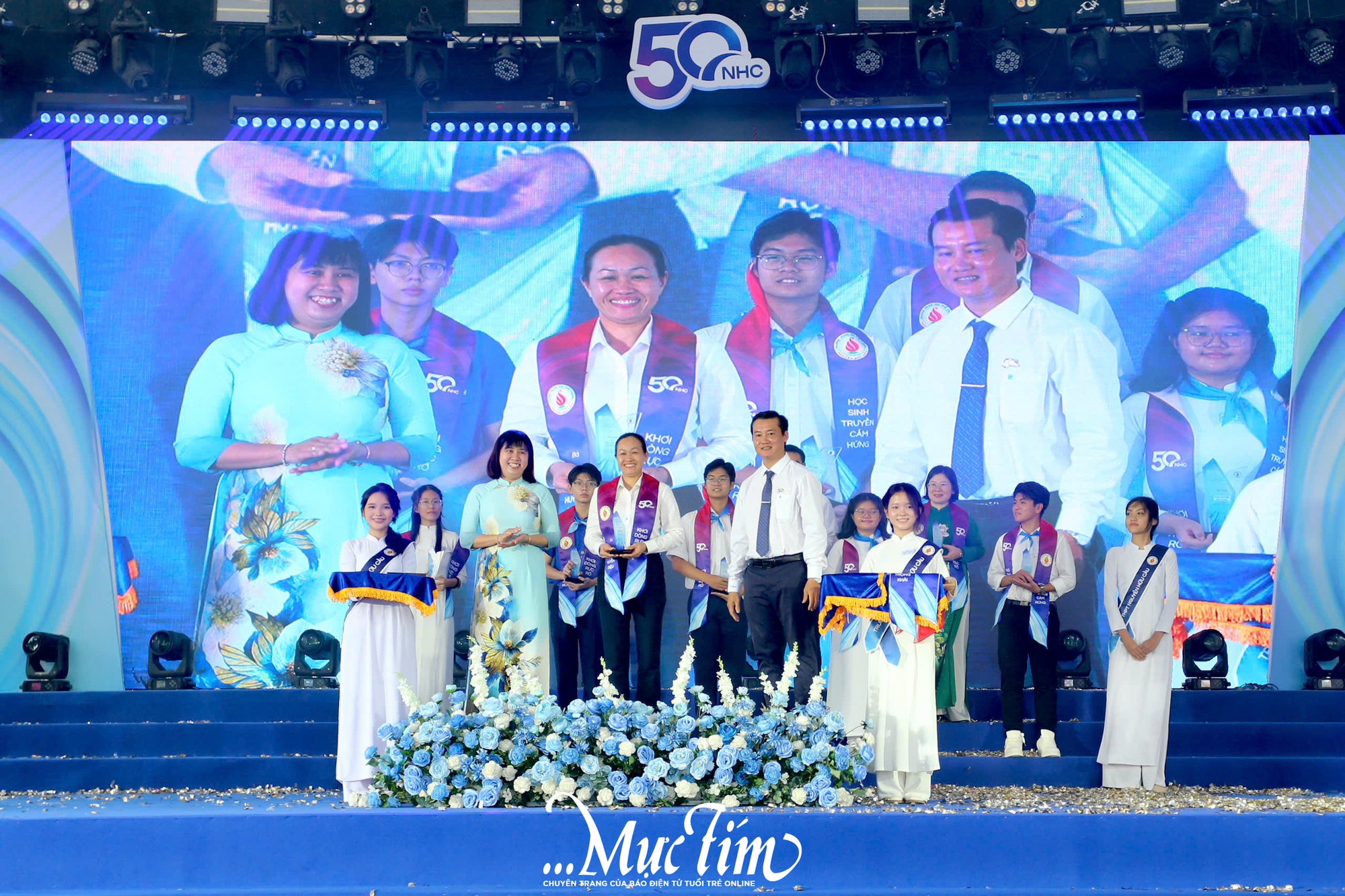 Rực rỡ hành trình 50 năm khơi dòng tri thức của Trường THPT Nguyễn Hữu Cầu- Ảnh 12.