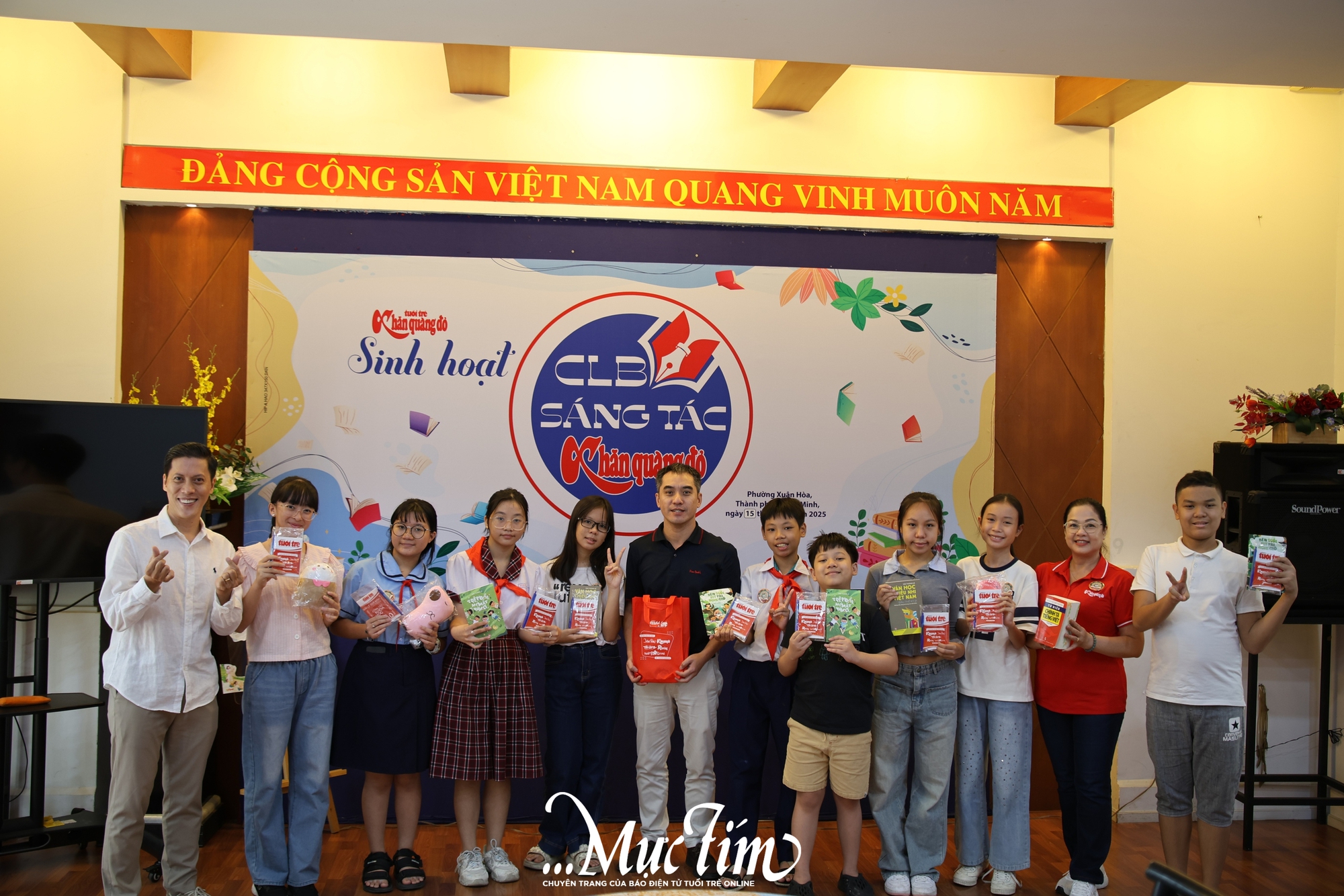 Nhà văn Văn Thành Lê gặp gỡ "tác giả nhí" tại CLB Sáng tác Khăn Quàng Đỏ - Ảnh 1.