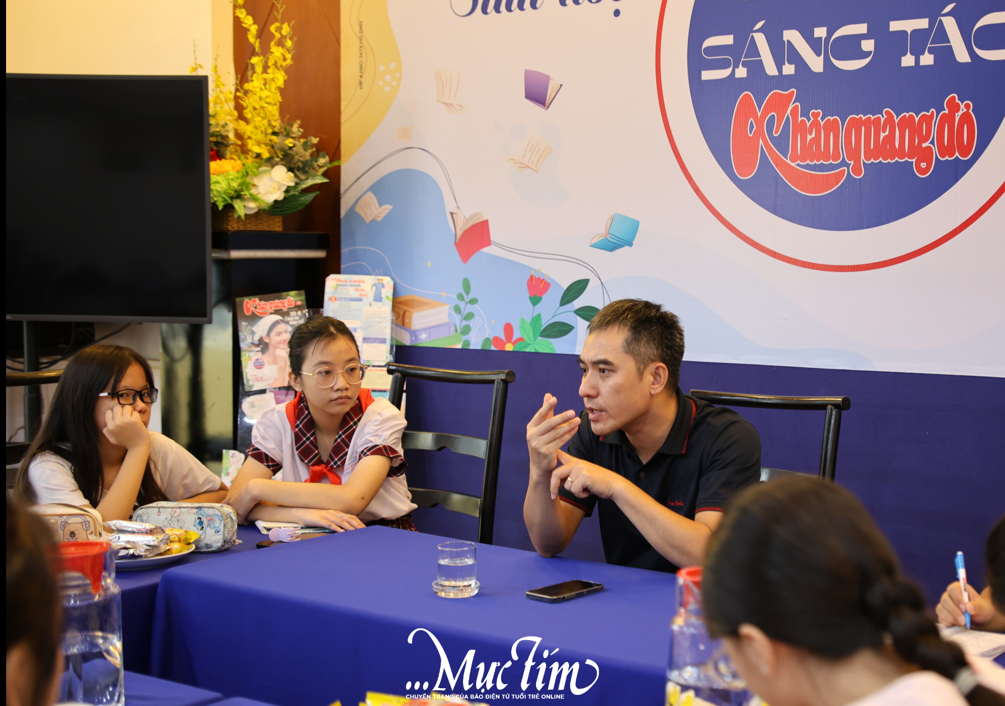 Nhà văn Văn Thành Lê gặp gỡ "tác giả nhí" tại CLB Sáng tác Khăn Quàng Đỏ - Ảnh 2.