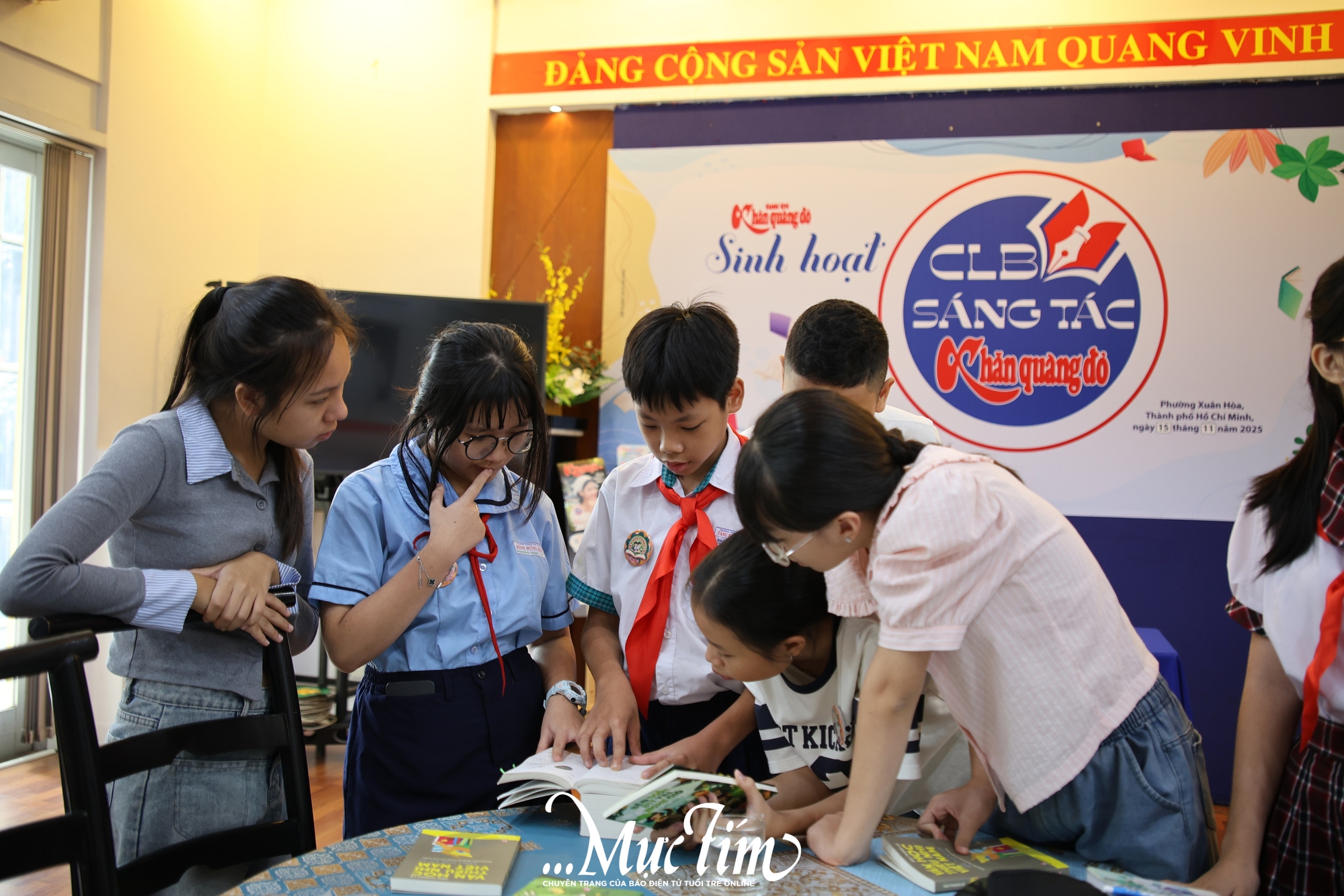 Nhà văn Văn Thành Lê gặp gỡ "tác giả nhí" tại CLB Sáng tác Khăn Quàng Đỏ - Ảnh 5.