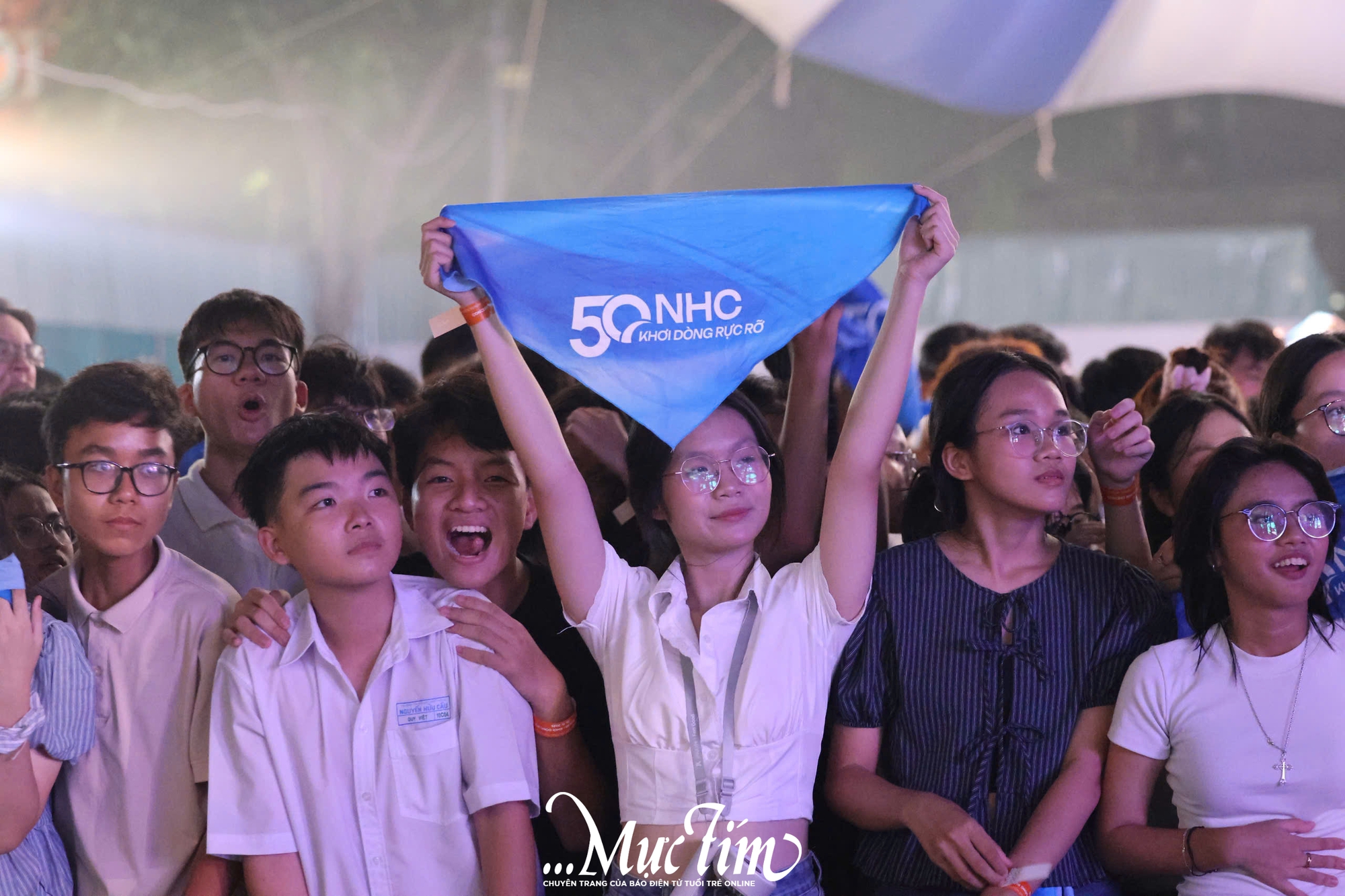 Phùng Khánh Linh, Lil Wuyn khuấy động concert kỷ niệm 50 năm thành lập Trường THPT Nguyễn Hữu Cầu- Ảnh 2. Phùng Khánh Linh, Lil Wuyn khuấy động concert kỷ niệm 50 năm thành lập Trường THPT Nguyễn Hữu Cầu- Ảnh 2.