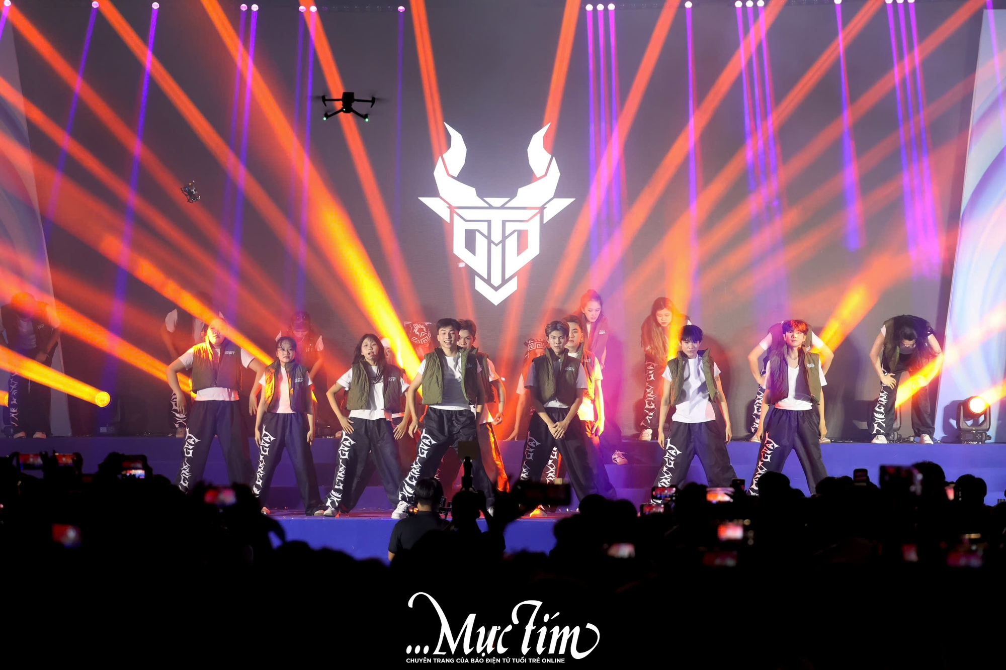 Phùng Khánh Linh, Lil Wuyn khuấy động concert kỷ niệm 50 năm thành lập Trường THPT Nguyễn Hữu Cầu- Ảnh 3. Phùng Khánh Linh, Lil Wuyn khuấy động concert kỷ niệm 50 năm thành lập Trường THPT Nguyễn Hữu Cầu- Ảnh 3.