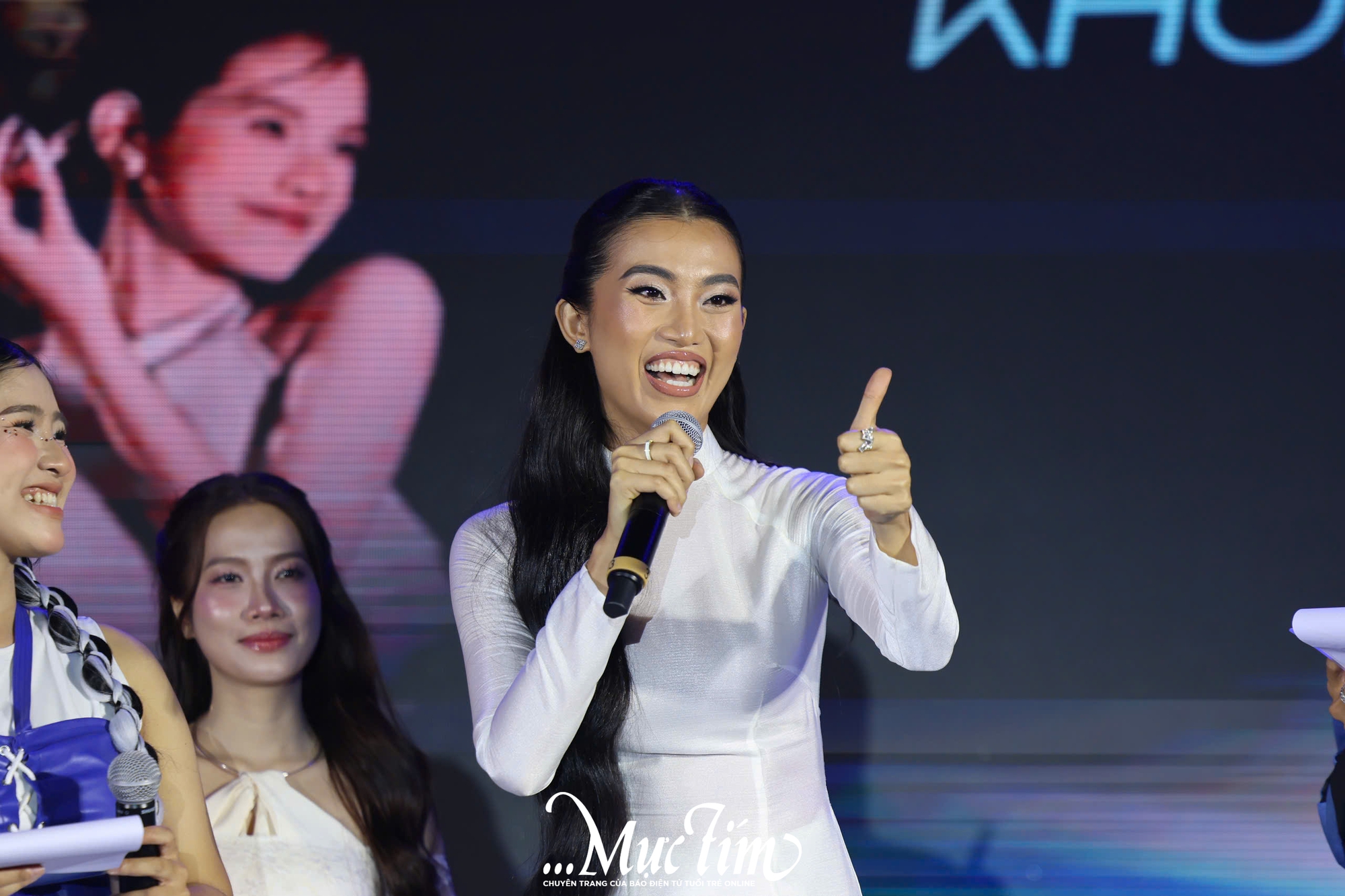 Phùng Khánh Linh, Lil Wuyn khuấy động concert kỷ niệm 50 năm thành lập Trường THPT Nguyễn Hữu Cầu- Ảnh 12. Phùng Khánh Linh, Lil Wuyn khuấy động concert kỷ niệm 50 năm thành lập Trường THPT Nguyễn Hữu Cầu- Ảnh 12.