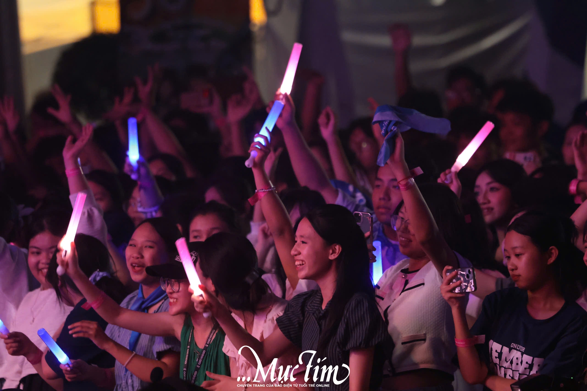 Phùng Khánh Linh, Lil Wuyn khuấy động concert kỷ niệm 50 năm thành lập Trường THPT Nguyễn Hữu Cầu- Ảnh 13. Phùng Khánh Linh, Lil Wuyn khuấy động concert kỷ niệm 50 năm thành lập Trường THPT Nguyễn Hữu Cầu- Ảnh 13.