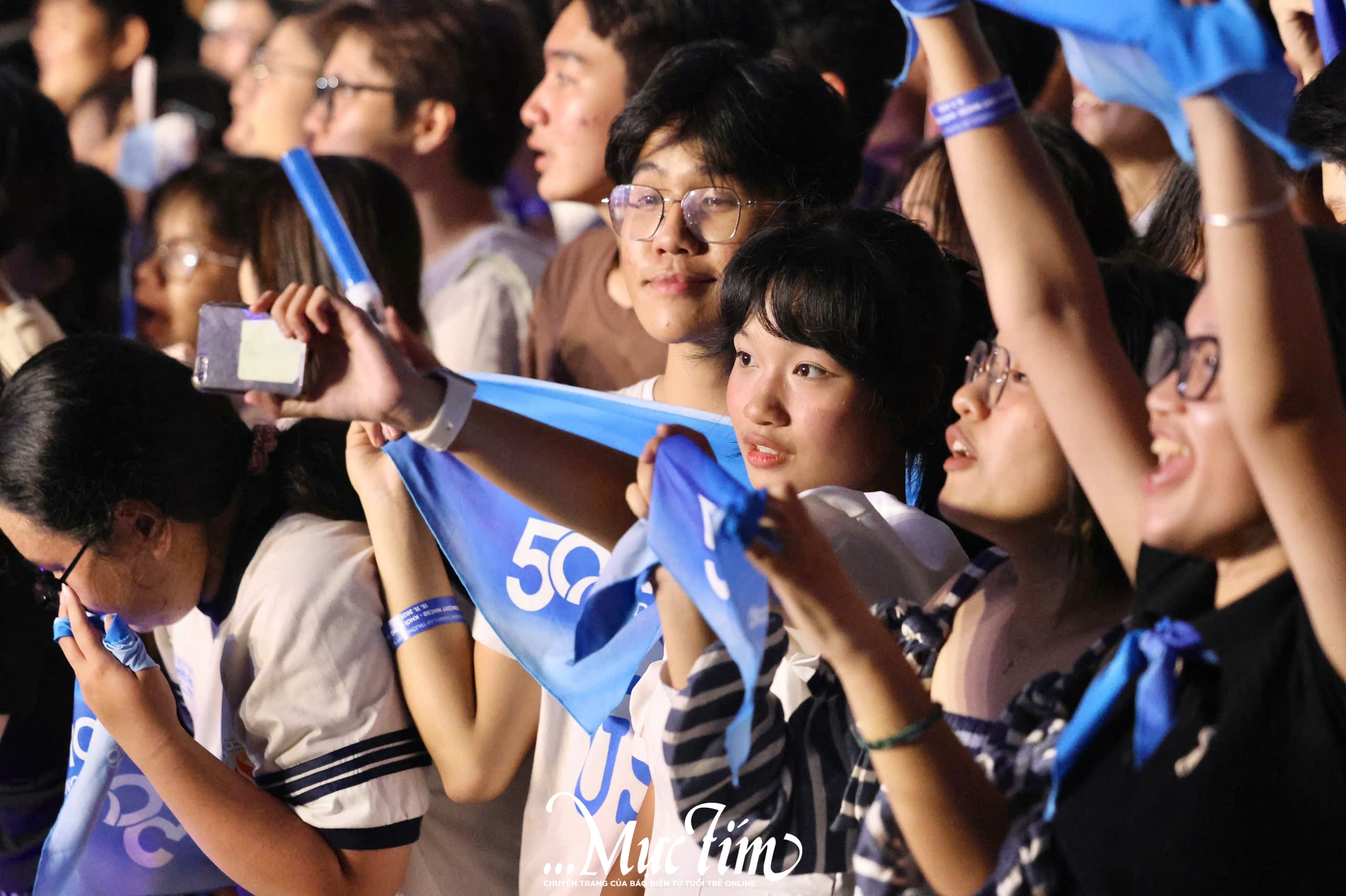 Phùng Khánh Linh, Lil Wuyn khuấy động concert kỷ niệm 50 năm thành lập Trường THPT Nguyễn Hữu Cầu- Ảnh 14. Phùng Khánh Linh, Lil Wuyn khuấy động concert kỷ niệm 50 năm thành lập Trường THPT Nguyễn Hữu Cầu- Ảnh 14.