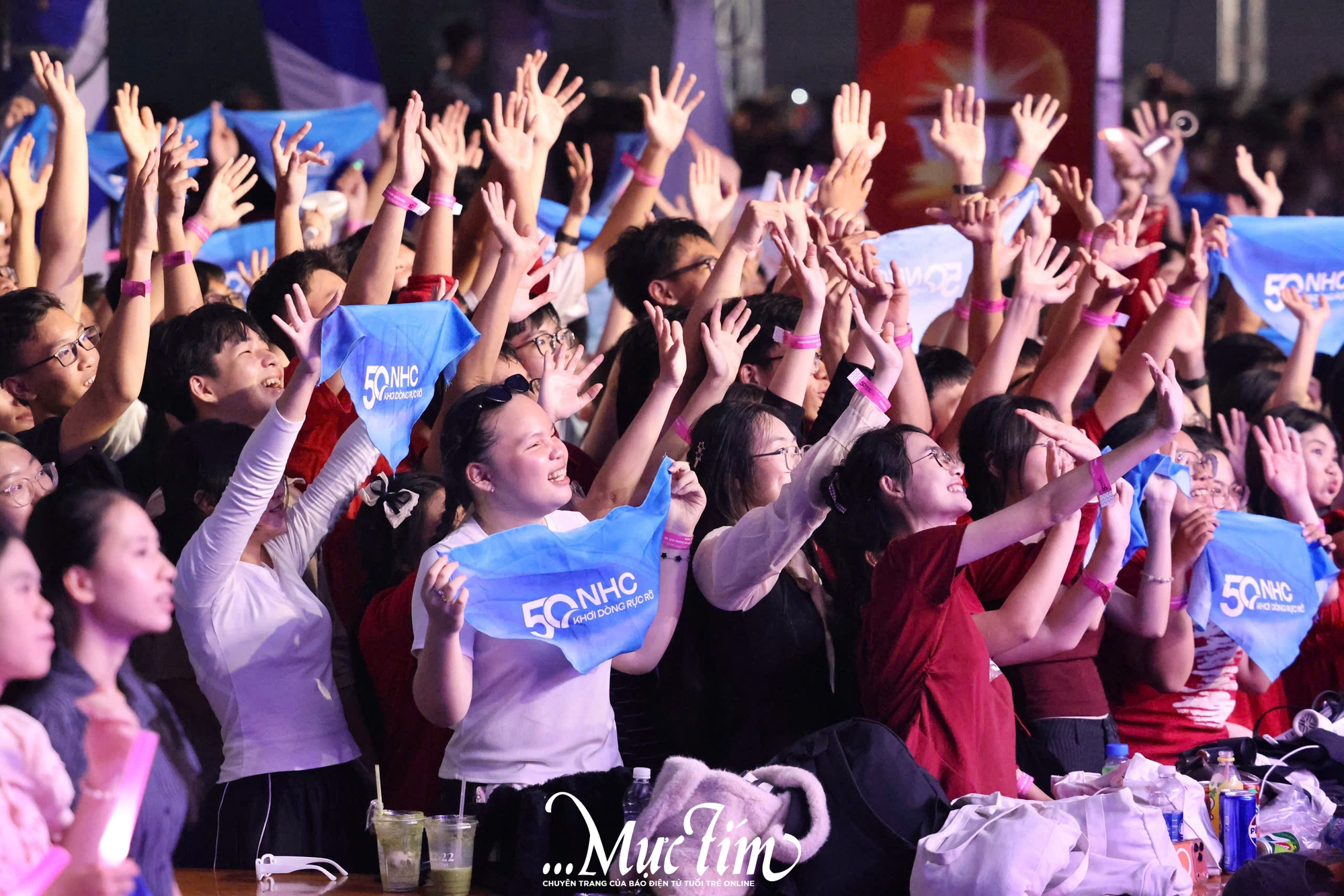 Phùng Khánh Linh, Lil Wuyn khuấy động concert kỷ niệm 50 năm thành lập Trường THPT Nguyễn Hữu Cầu- Ảnh 15. Phùng Khánh Linh, Lil Wuyn khuấy động concert kỷ niệm 50 năm thành lập Trường THPT Nguyễn Hữu Cầu- Ảnh 15.