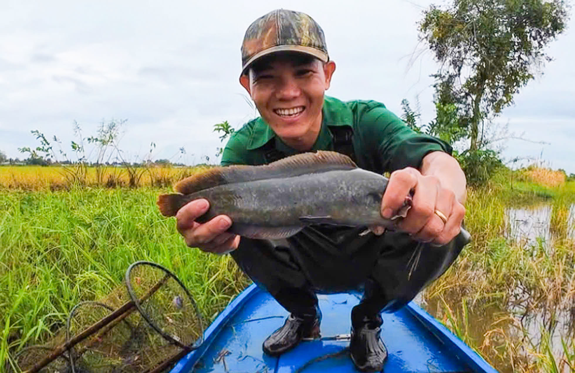 Dân miền Tây cười sảng khoái vì đặt lờ, kéo lưới rùng mùa nước nổi dính ...