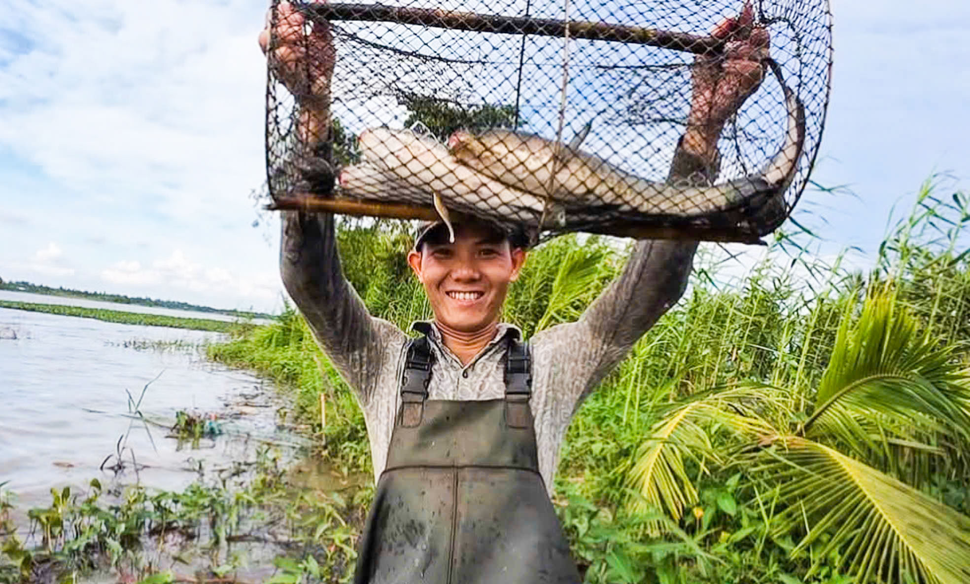 Dân miền Tây cười sảng khoái vì đặt lờ, kéo lưới rùng mùa nước nổi dính ...
