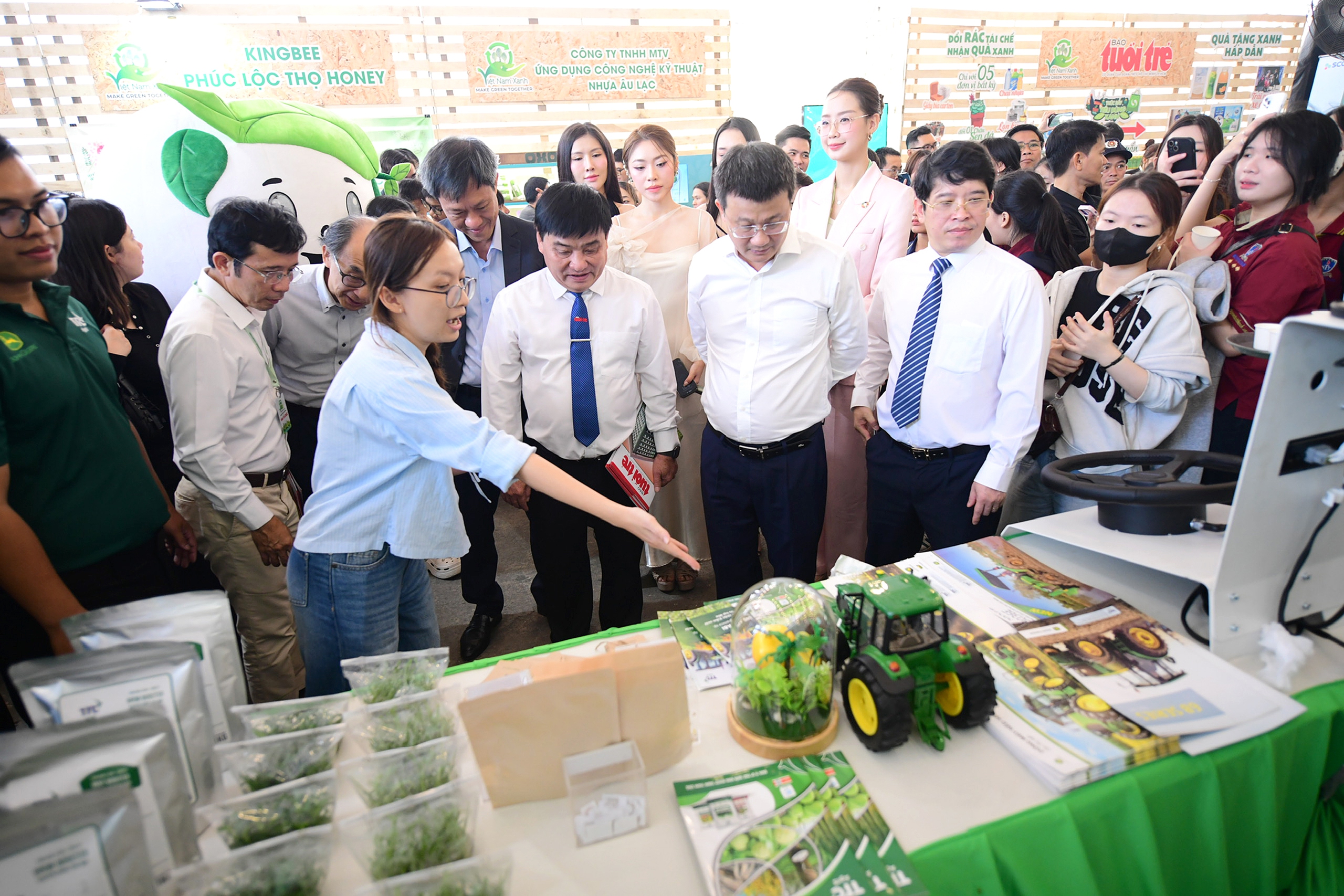 Lãnh đạo Cục Báo chí, lãnh đạo TP.HCM, đại diện các cơ quan báo chí tham quan báo Tuổi Trẻ  - Ảnh 5.