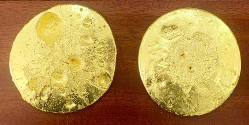 Tài xế giấu 2 miếng vàng tròn như mặt trời từ Lào về Việt Nam - Ảnh 1.