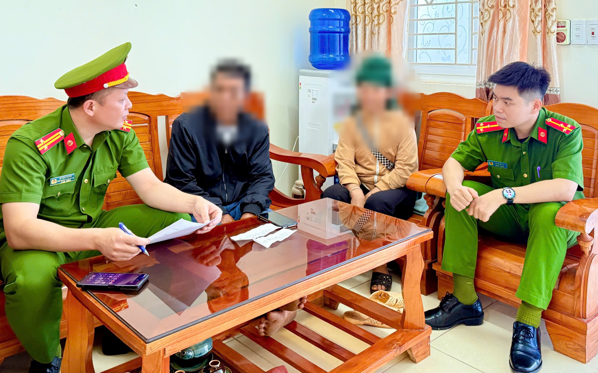 Biến tướng 'bắt cóc online': Ép quay nhà tìm tài sản, bày cách mua đồ phá két sắt lấy tiền, vàng - Ảnh 1.