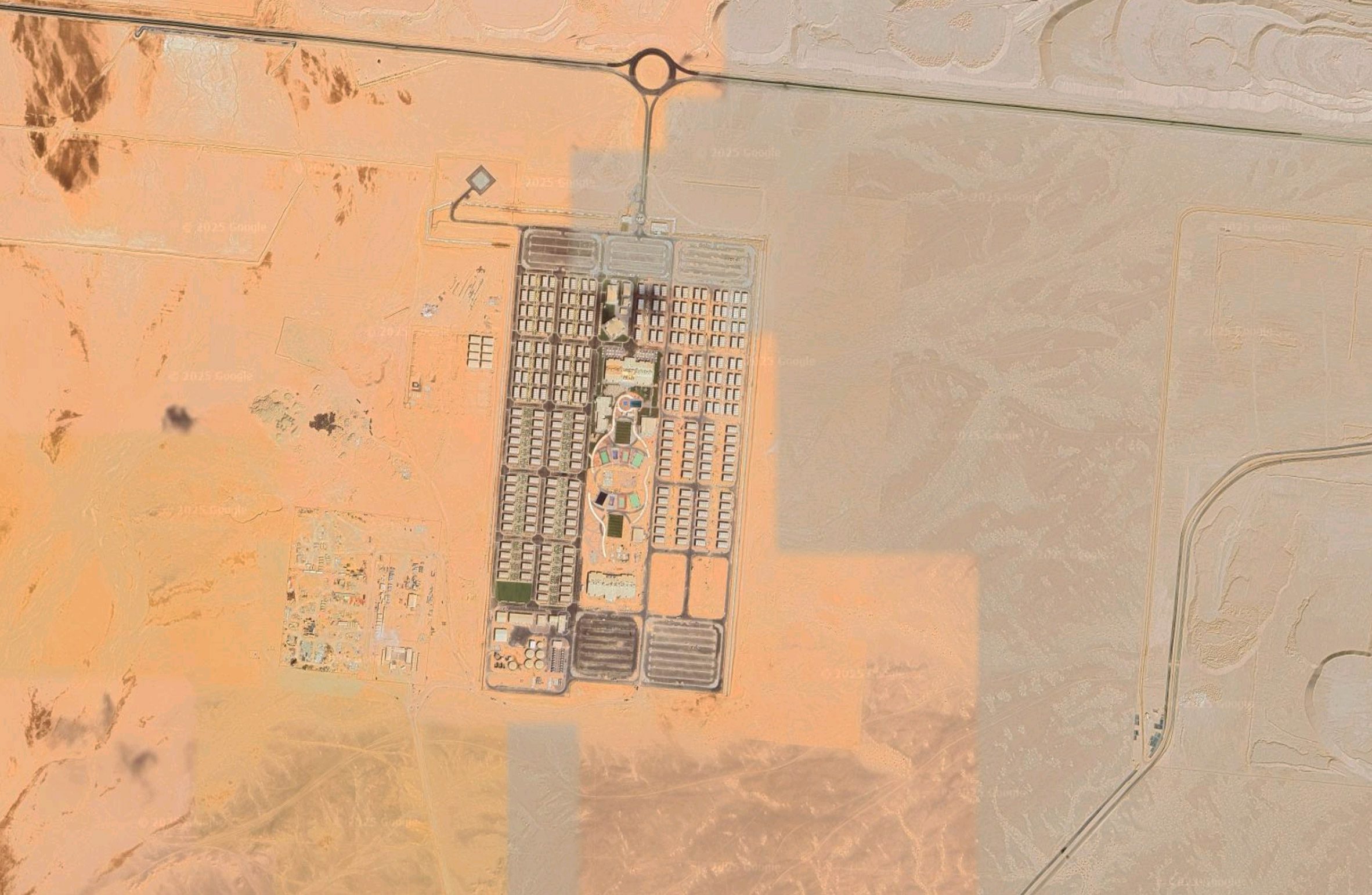 Ảnh chụp vệ tinh những khu nhà công nhân khổng lồ giống hệt nhau ở siêu đô thị Neom - Ảnh 11.