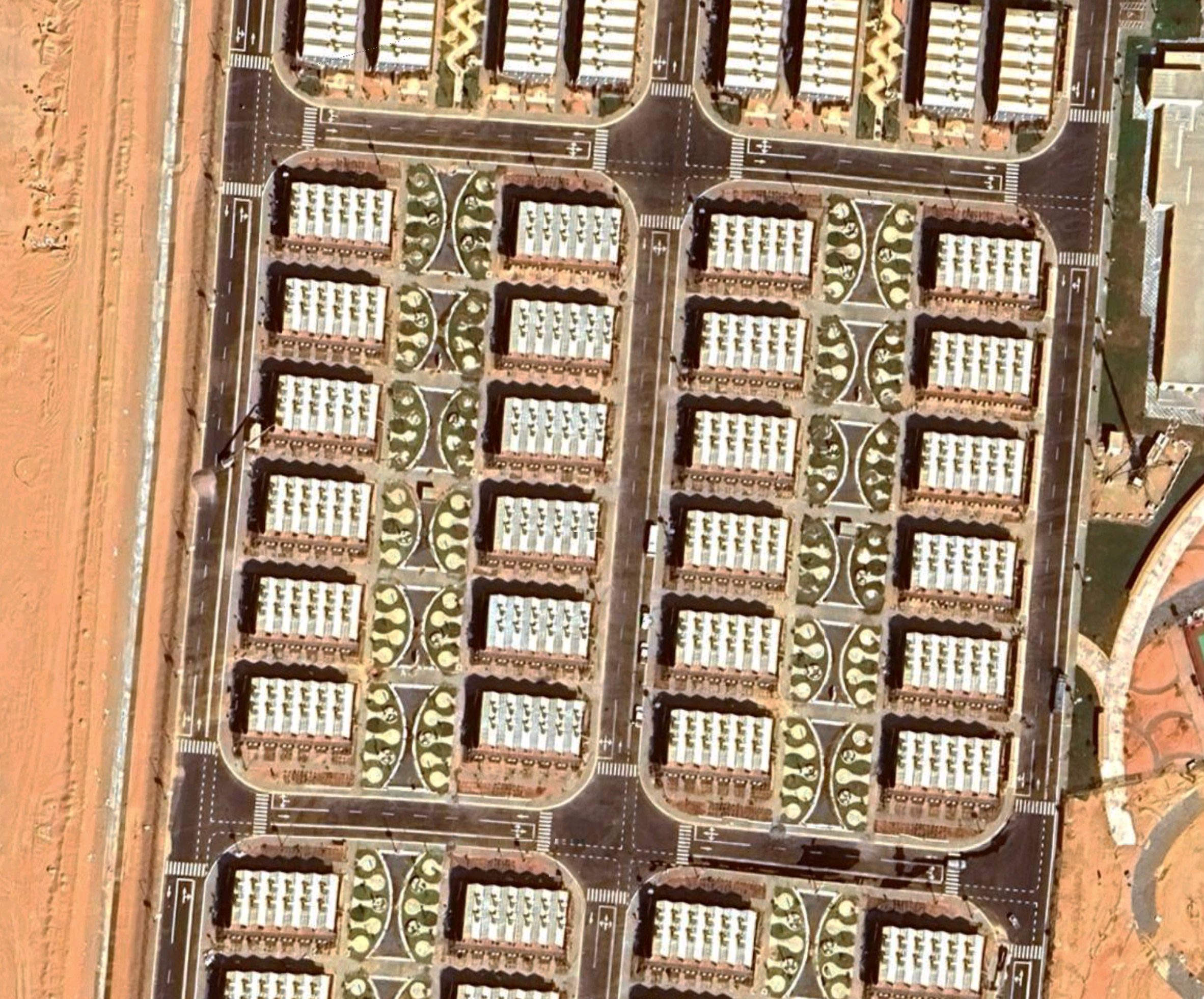 Ảnh chụp vệ tinh những khu nhà công nhân khổng lồ giống hệt nhau ở siêu đô thị Neom - Ảnh 12.