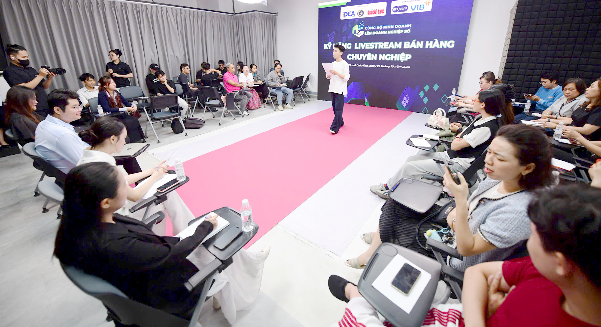 Sau loạt bê bối, người tiêu dùng hờ hững với livestream - Ảnh 1. livestream - Ảnh 1.