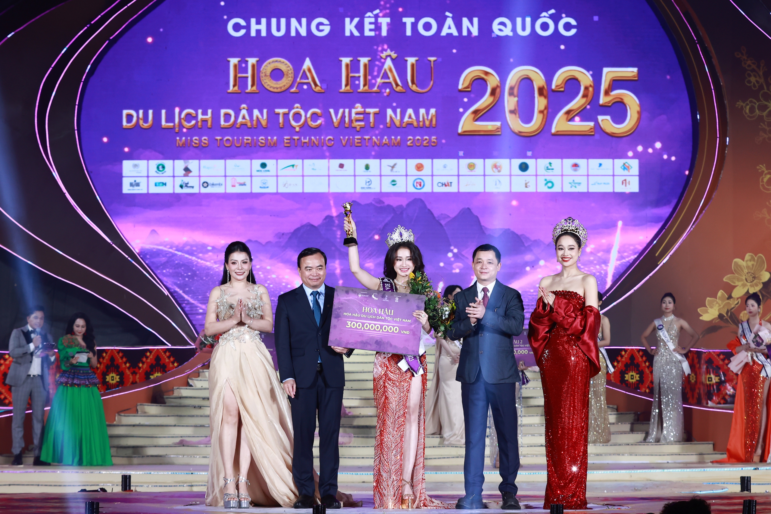 Cô gái Hà Nội sinh năm 2005 trở thành Hoa hậu Du lịch Dân tộc Việt Nam 2025 - Ảnh 2. Hoa hậu Du lịch Dân tộc Việt Nam - Ảnh 2.