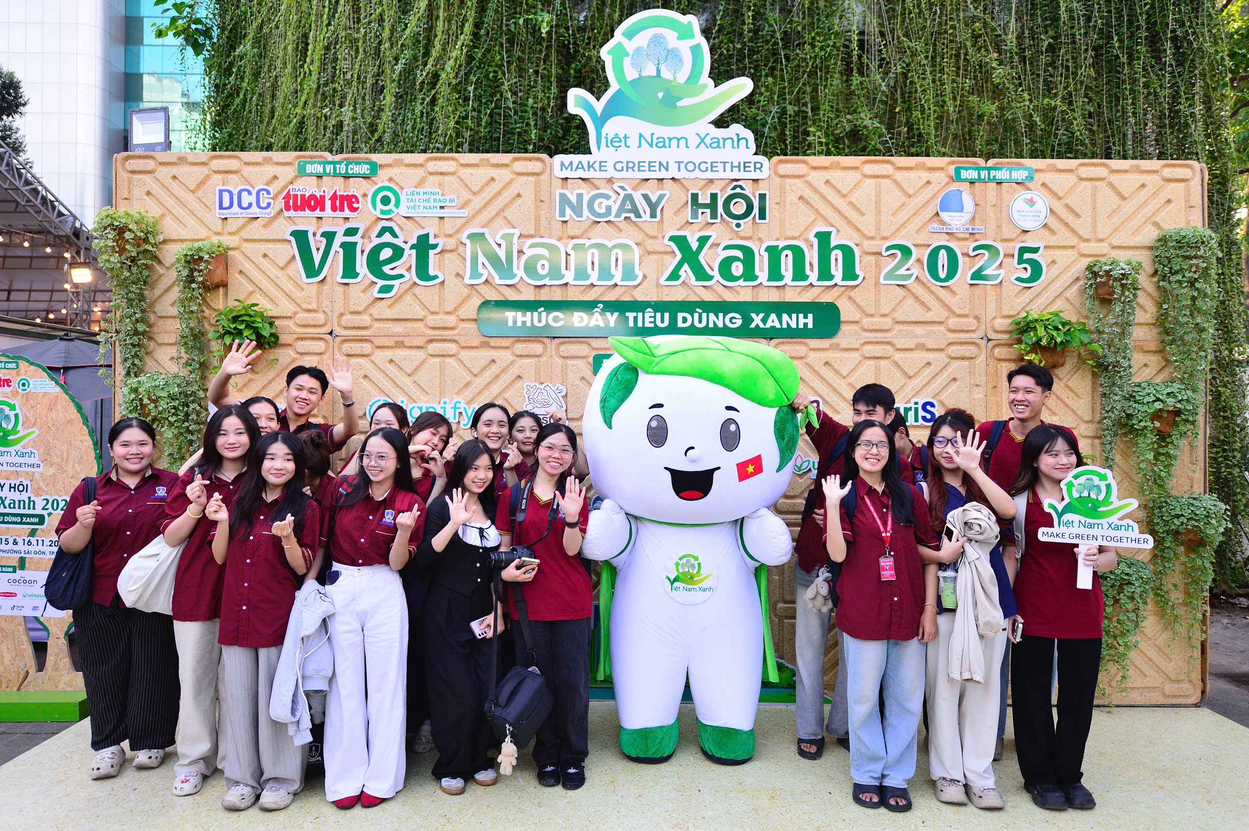 Ngày hội Việt Nam Xanh 2025 sôi động trước giờ G - Ảnh 1.