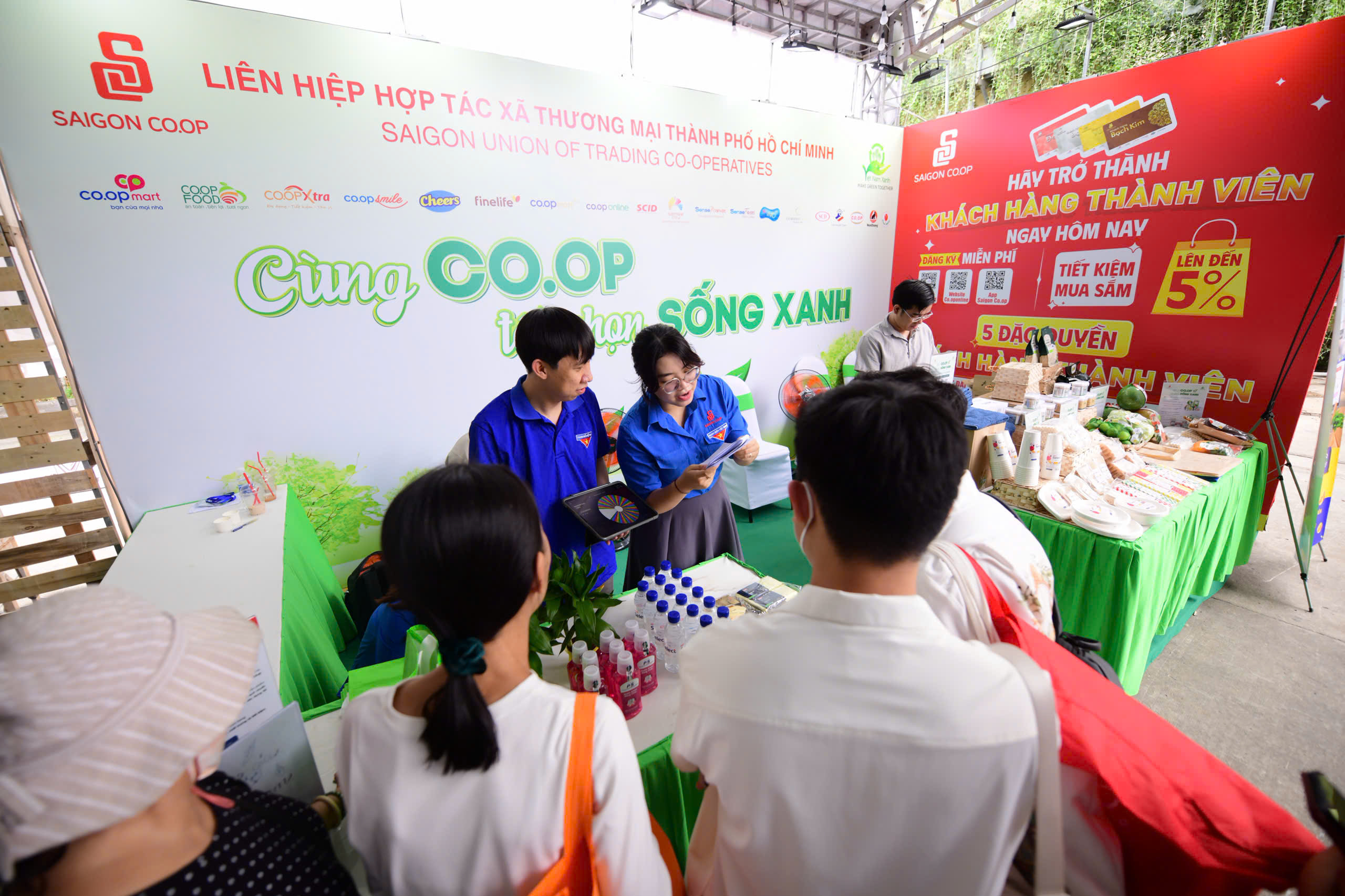 Khách xếp hàng chờ nhận quà tại 'gian hàng xanh' của Saigon Co.op- Ảnh 3. Khách xếp hàng chờ nhận quà tại 'gian hàng xanh' của Saigon Co.op - Ảnh 3.