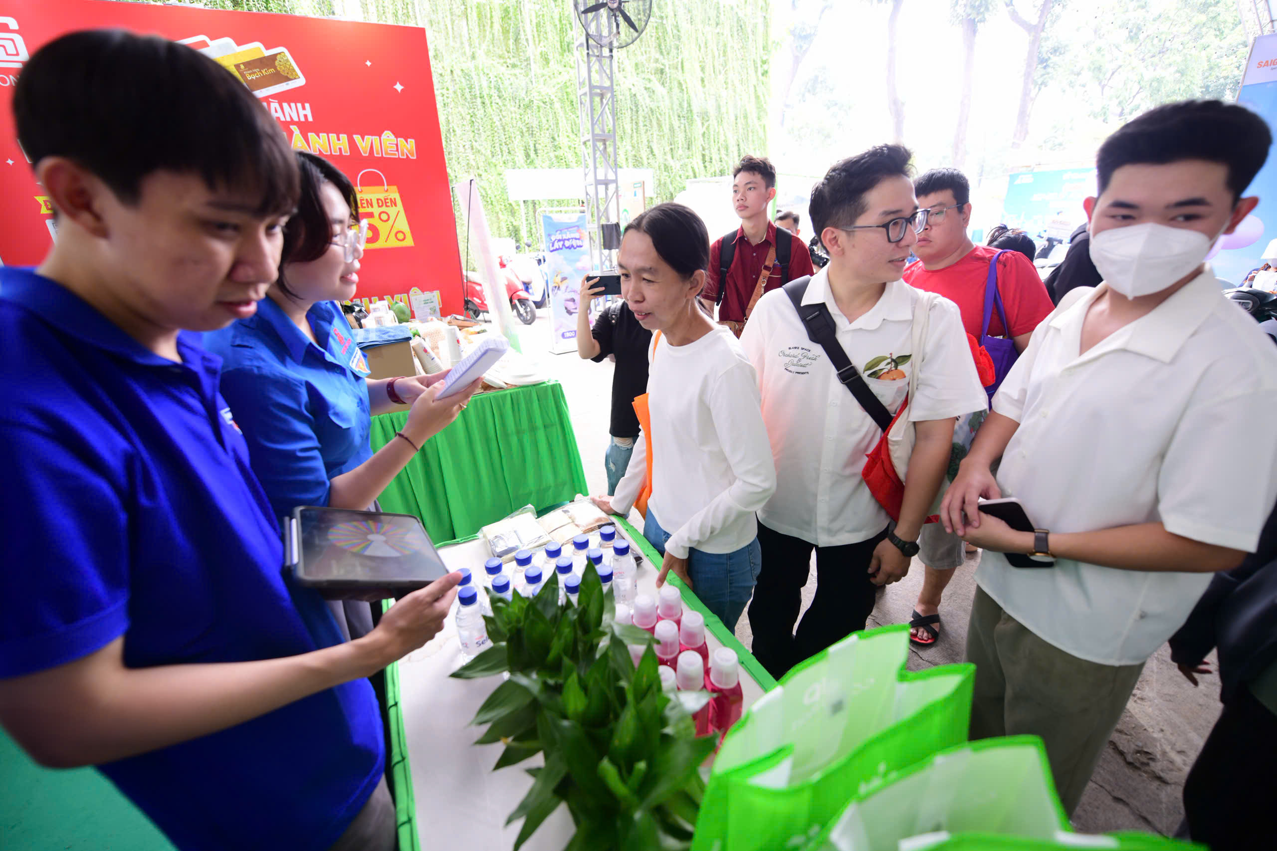 Khách xếp hàng chờ nhận quà tại 'gian hàng xanh' của Saigon Co.op- Ảnh 1. Khách xếp hàng chờ nhận quà tại 'gian hàng xanh' của Saigon Co.op- Ảnh 1.