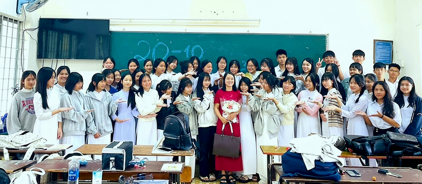 Những người thầy lặn lội xin từng suất học bổng, quần áo, xe đạp cũ cho trò nghèo - Ảnh 1.