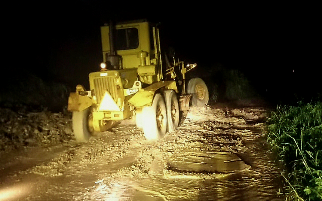 Mưa lớn ở Khánh Hòa, nhiều đoạn quốc lộ 1 bị ngập, đèo Khánh Sơn trên tỉnh lộ 9 sạt lở - Ảnh 1.