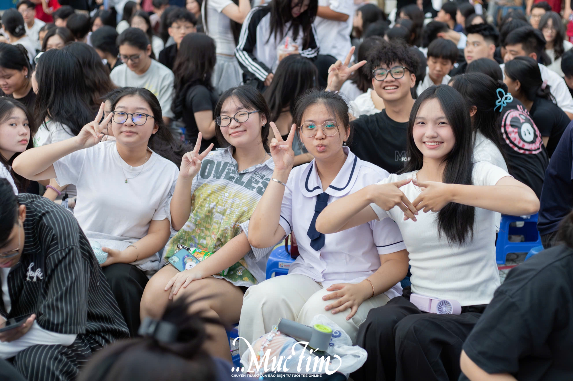 Teen Trường THPT Bình Phú bùng nổ cảm xúc trong đêm gala văn nghệ 20-11- Ảnh 1. Teen Trường THPT Bình Phú bùng nổ cảm xúc trong đêm gala văn nghệ 20-11- Ảnh 1.