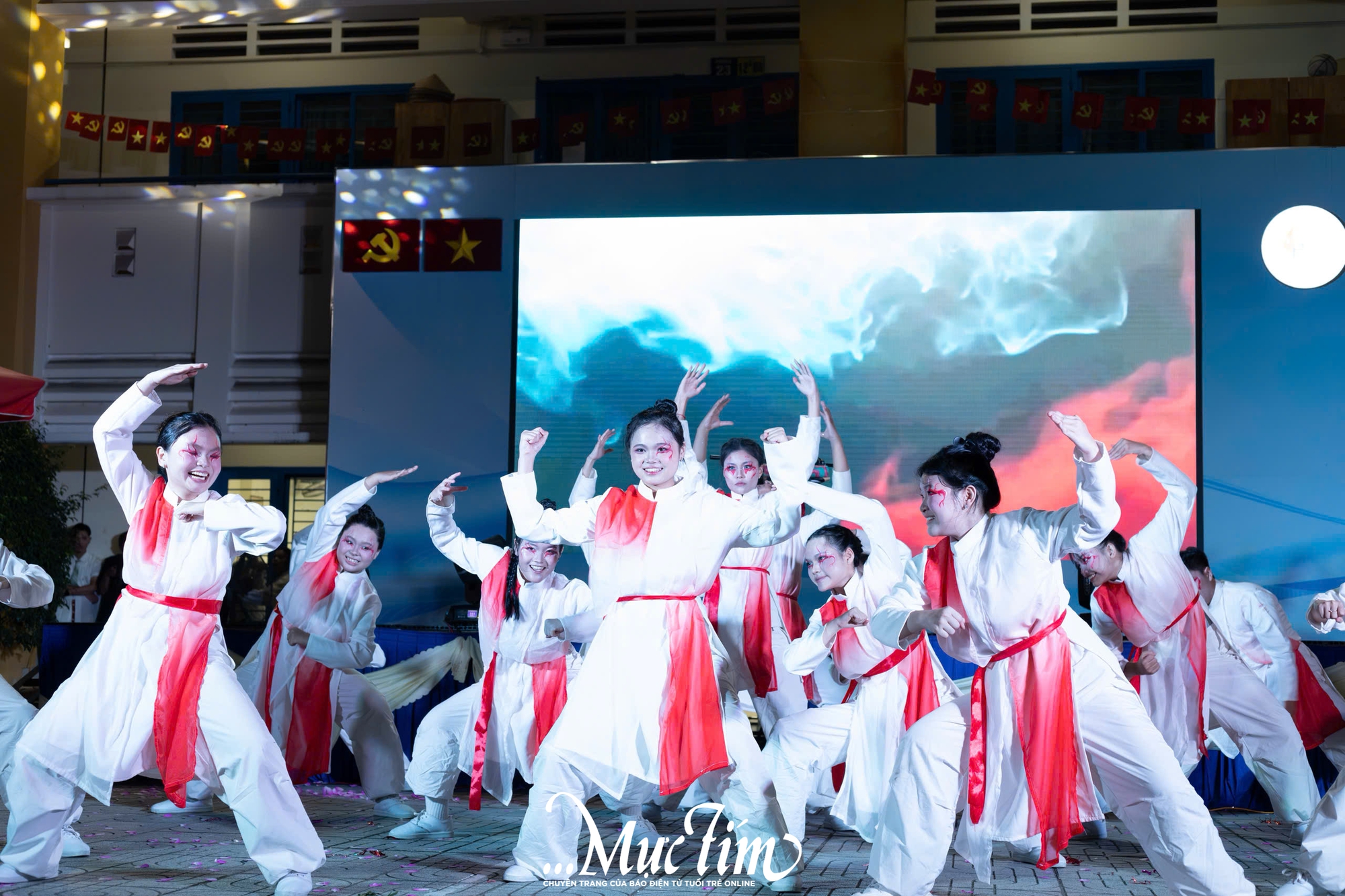 Teen Trường THPT Bình Phú bùng nổ cảm xúc trong đêm gala văn nghệ 20-11- Ảnh 7. Teen Trường THPT Bình Phú bùng nổ cảm xúc trong đêm gala văn nghệ 20-11- Ảnh 7.