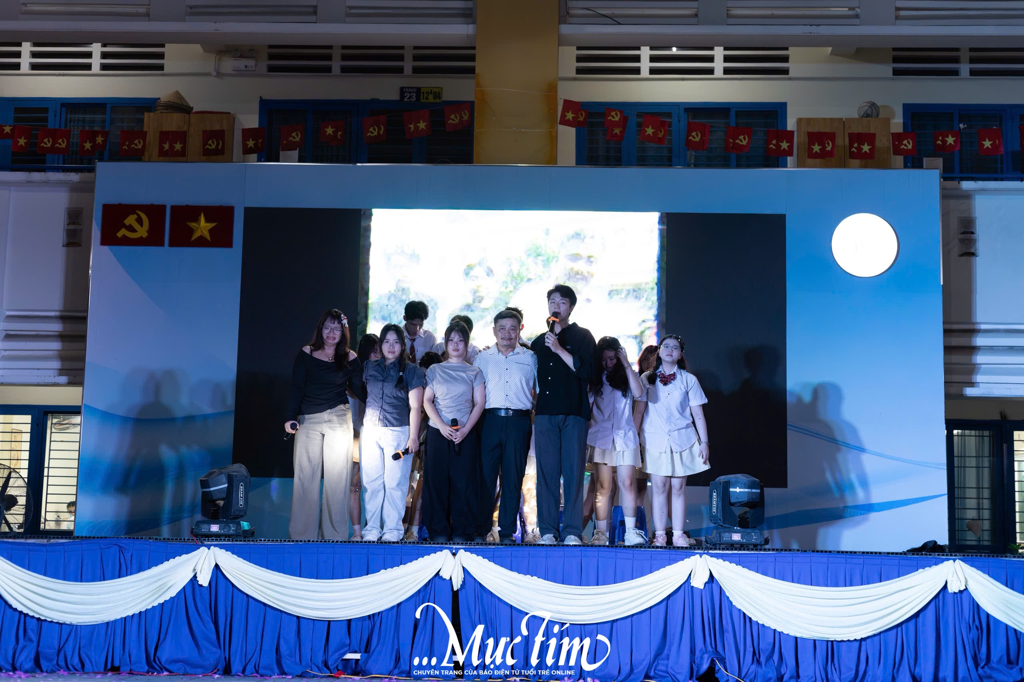 Teen Trường THPT Bình Phú bùng nổ cảm xúc trong đêm gala văn nghệ 20-11- Ảnh 17. Teen Trường THPT Bình Phú bùng nổ cảm xúc trong đêm gala văn nghệ 20-11- Ảnh 17.