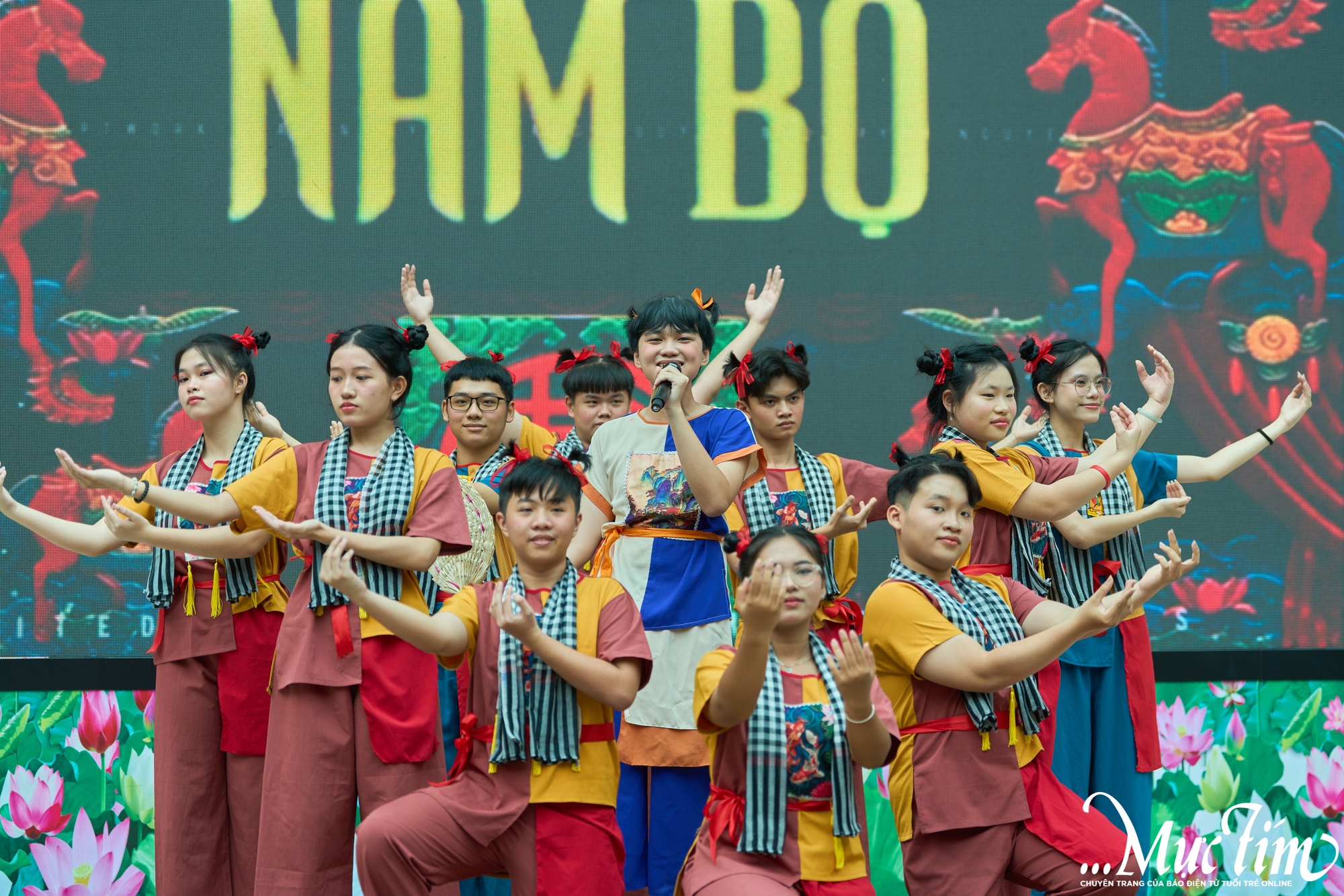 Teen THPT Nguyễn Tất Thành lan tỏa tình yêu quê hương, đất nước qua các tiết mục văn nghệ chào mừng 20-11- Ảnh 14.