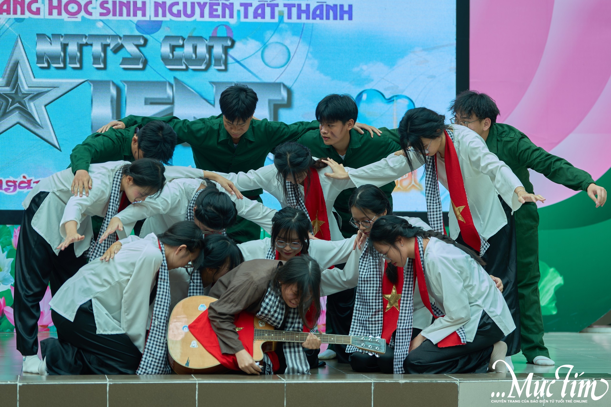 Teen THPT Nguyễn Tất Thành lan tỏa tình yêu quê hương, đất nước qua các tiết mục văn nghệ chào mừng 20-11- Ảnh 16.