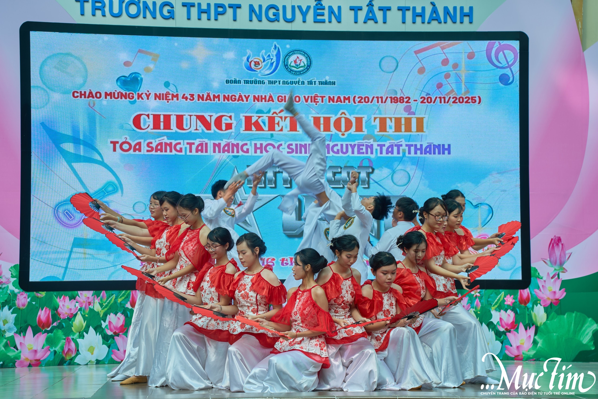 Teen THPT Nguyễn Tất Thành lan tỏa tình yêu quê hương, đất nước qua các tiết mục văn nghệ chào mừng 20-11- Ảnh 2. Teen THPT Nguyễn Tất Thành lan tỏa tình yêu quê hương, đất nước qua các tiết mục văn nghệ chào mừng 20-11- Ảnh 2.