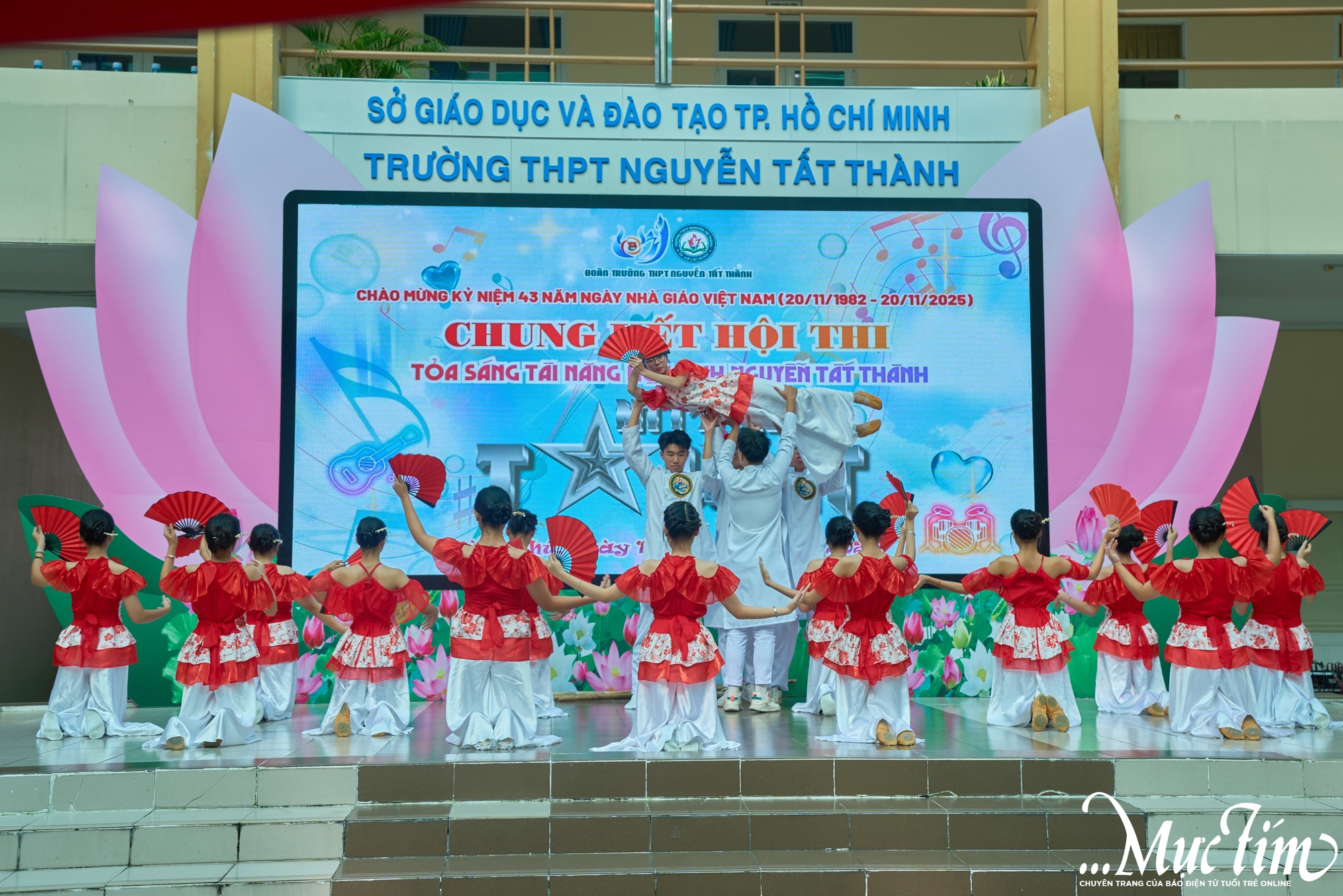 Teen THPT Nguyễn Tất Thành lan tỏa tình yêu quê hương, đất nước qua các tiết mục văn nghệ chào mừng 20-11- Ảnh 3. Teen THPT Nguyễn Tất Thành lan tỏa tình yêu quê hương, đất nước qua các tiết mục văn nghệ chào mừng 20-11- Ảnh 3.