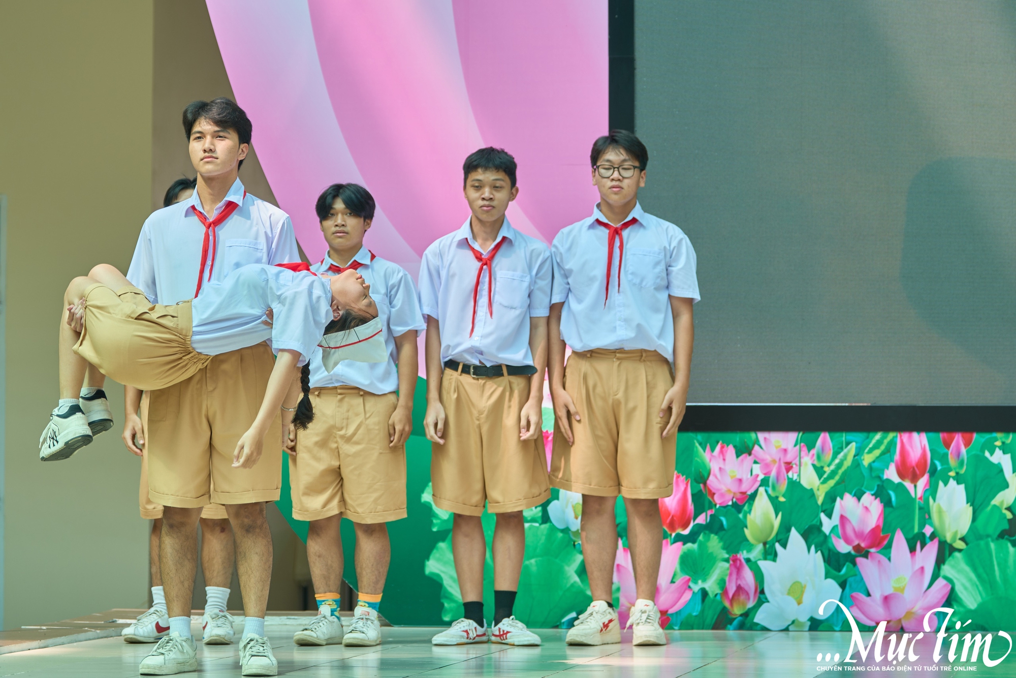 Teen THPT Nguyễn Tất Thành lan tỏa tình yêu quê hương, đất nước qua các tiết mục văn nghệ chào mừng 20-11- Ảnh 8. Teen THPT Nguyễn Tất Thành lan tỏa tình yêu quê hương, đất nước qua các tiết mục văn nghệ chào mừng 20-11- Ảnh 8.