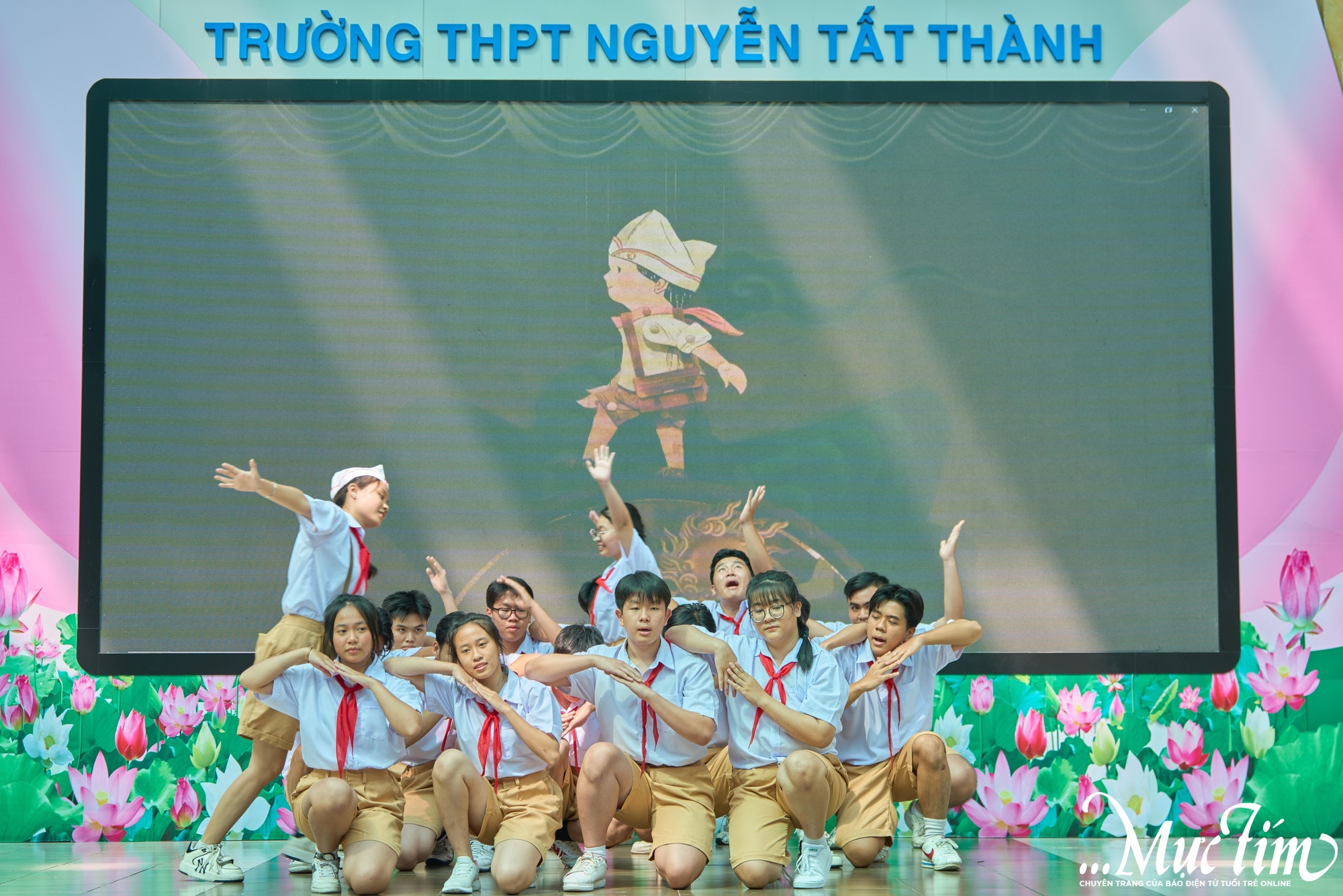 Teen THPT Nguyễn Tất Thành lan tỏa tình yêu quê hương, đất nước qua các tiết mục văn nghệ chào mừng 20-11- Ảnh 9. Teen THPT Nguyễn Tất Thành lan tỏa tình yêu quê hương, đất nước qua các tiết mục văn nghệ chào mừng 20-11- Ảnh 9.