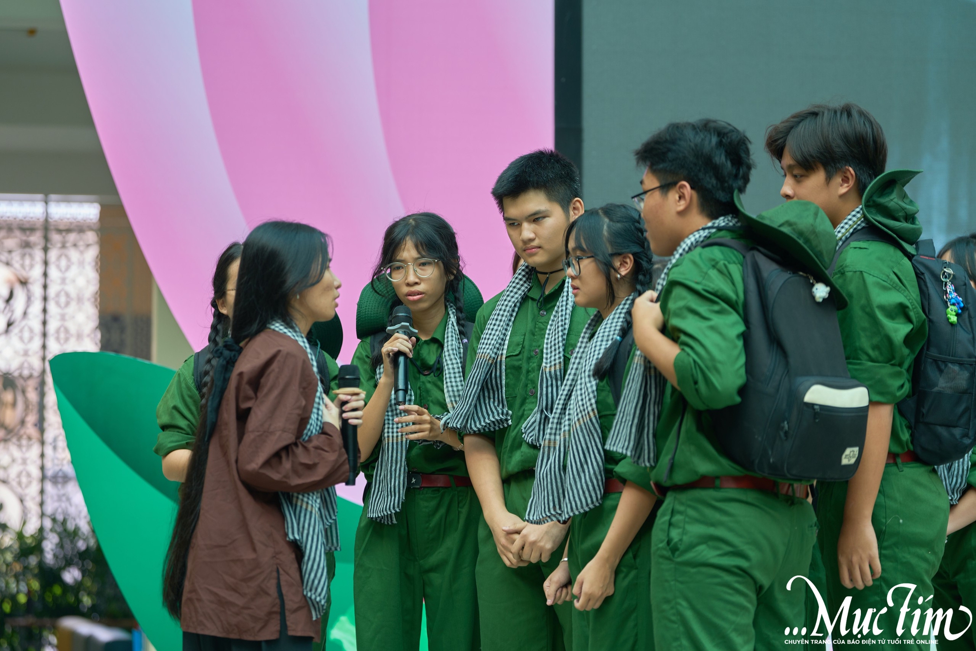 Teen THPT Nguyễn Tất Thành lan tỏa tình yêu quê hương, đất nước qua các tiết mục văn nghệ chào mừng 20-11- Ảnh 10. Teen THPT Nguyễn Tất Thành lan tỏa tình yêu quê hương, đất nước qua các tiết mục văn nghệ chào mừng 20-11- Ảnh 10.