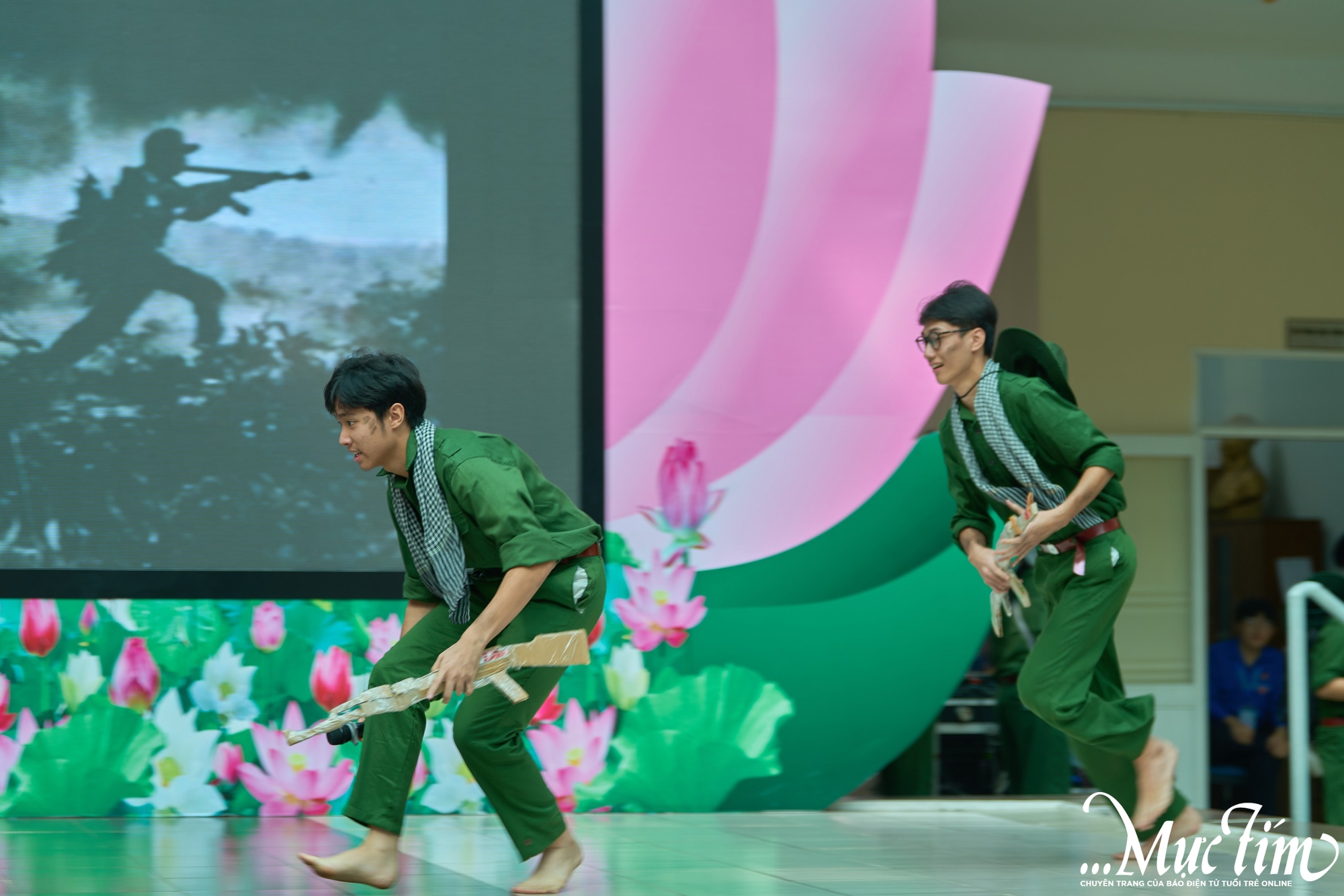 Teen THPT Nguyễn Tất Thành lan tỏa tình yêu quê hương, đất nước qua các tiết mục văn nghệ chào mừng 20-11- Ảnh 11. Teen THPT Nguyễn Tất Thành lan tỏa tình yêu quê hương, đất nước qua các tiết mục văn nghệ chào mừng 20-11- Ảnh 11.